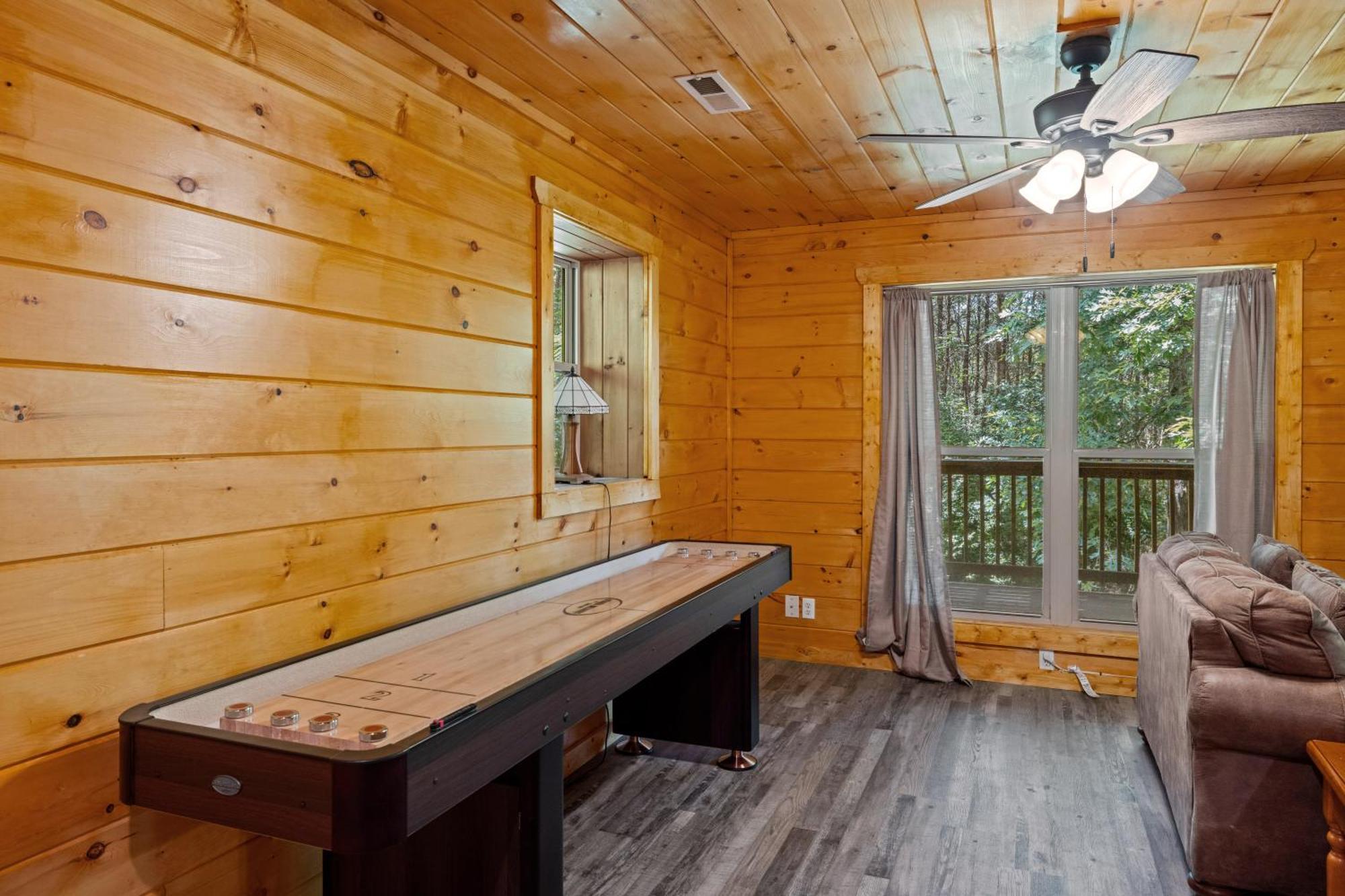 Lucky Charm Is An Inviting 3 Bedroom Retreat Nestled In The Woods Minutes From The Pkwy! Holiday home