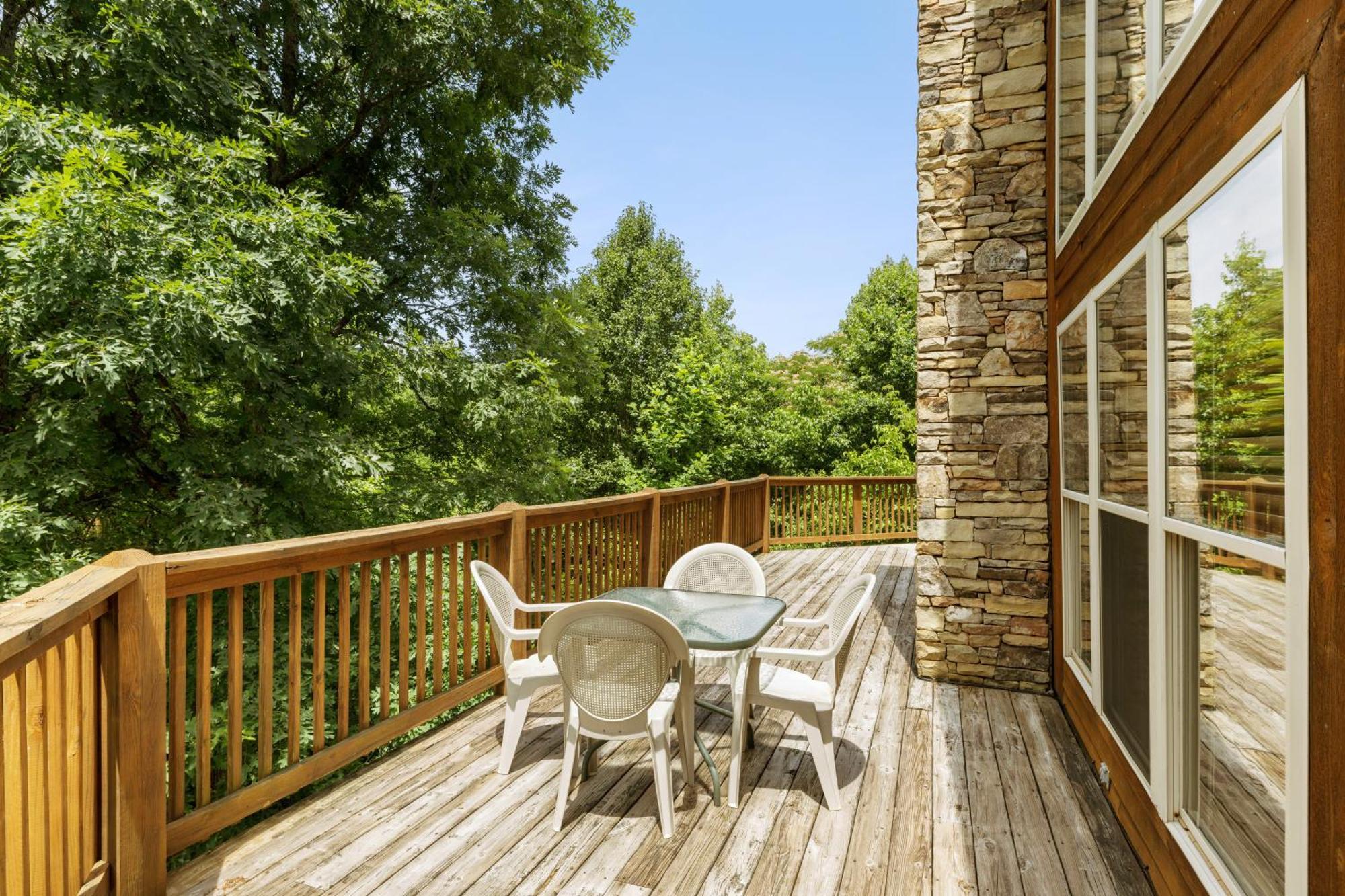 Lucky Charm Is An Inviting 3 Bedroom Retreat Nestled In The Woods Minutes From The Pkwy! Holiday home *