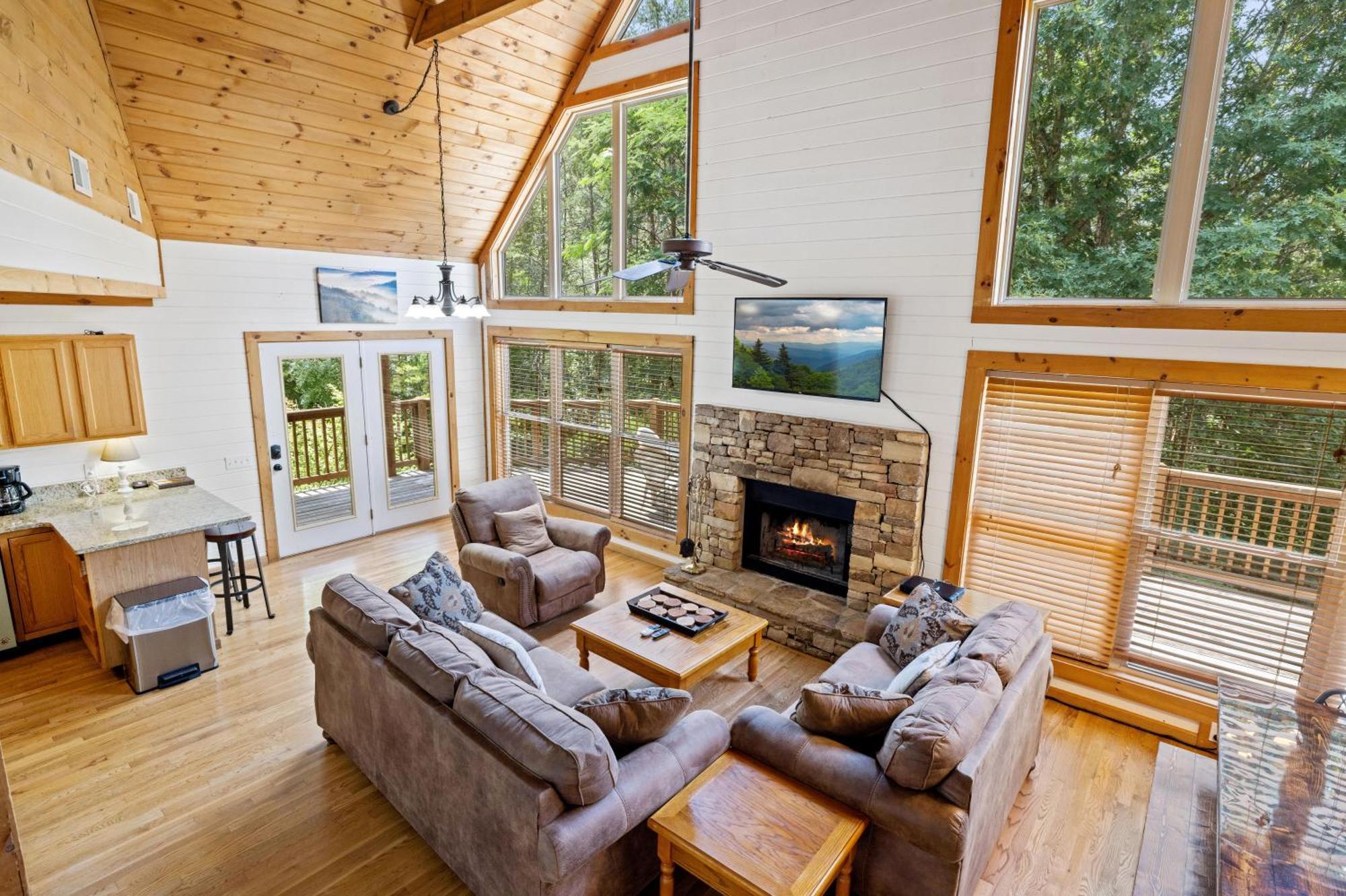 Holiday home Lucky Charm Is An Inviting 3 Bedroom Retreat Nestled In The Woods Minutes From The Pkwy!