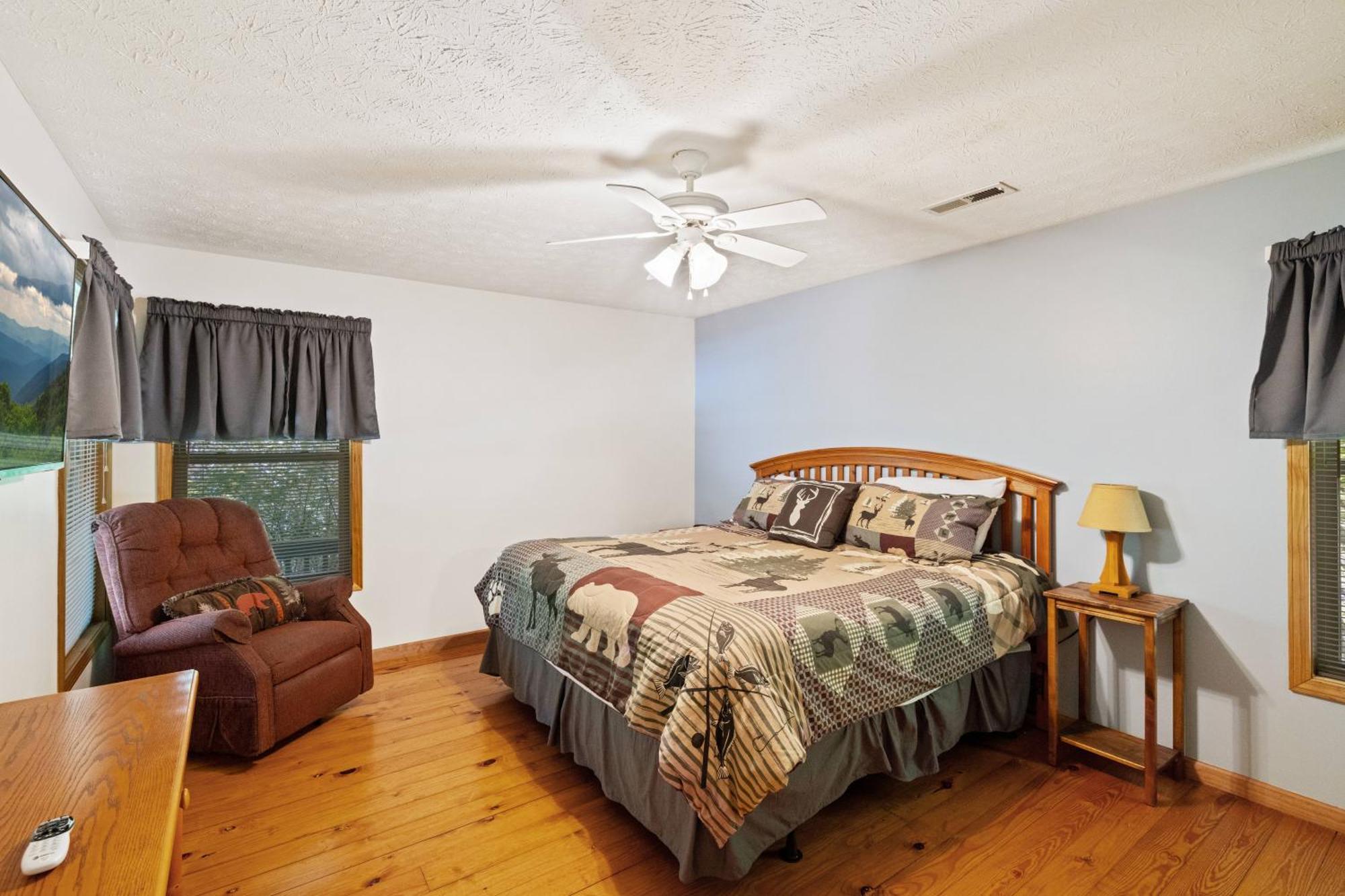 Lucky Charm Is An Inviting 3 Bedroom Retreat Nestled In The Woods Minutes From The Pkwy! * Pigeon Forge