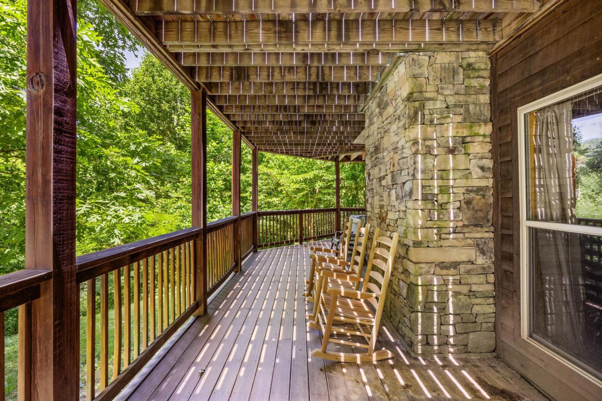 Lucky Charm Is An Inviting 3 Bedroom Retreat Nestled In The Woods Minutes From The Pkwy! Holiday home *