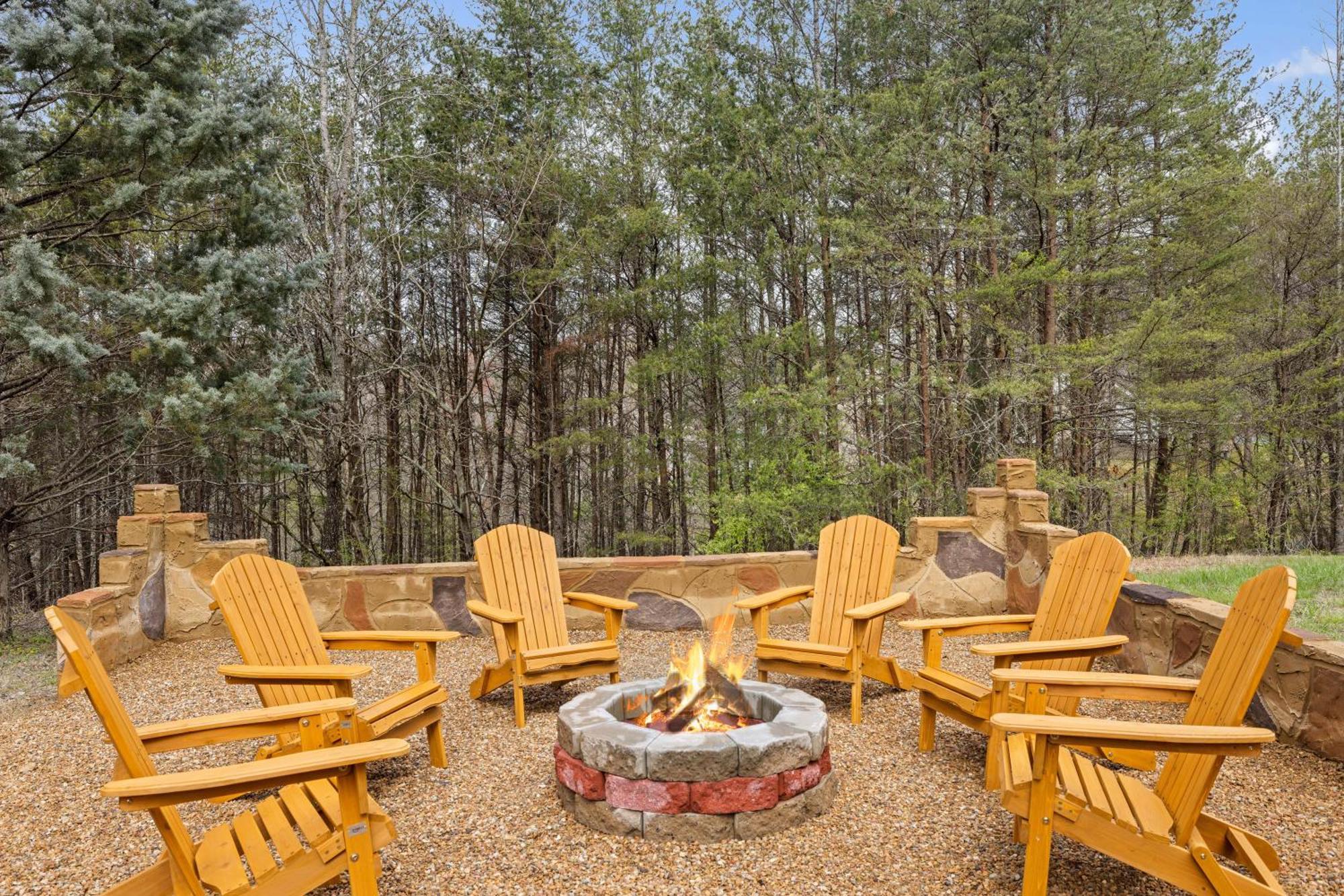 Lucky Charm Is An Inviting 3 Bedroom Retreat Nestled In The Woods Minutes From The Pkwy! Pigeon Forge