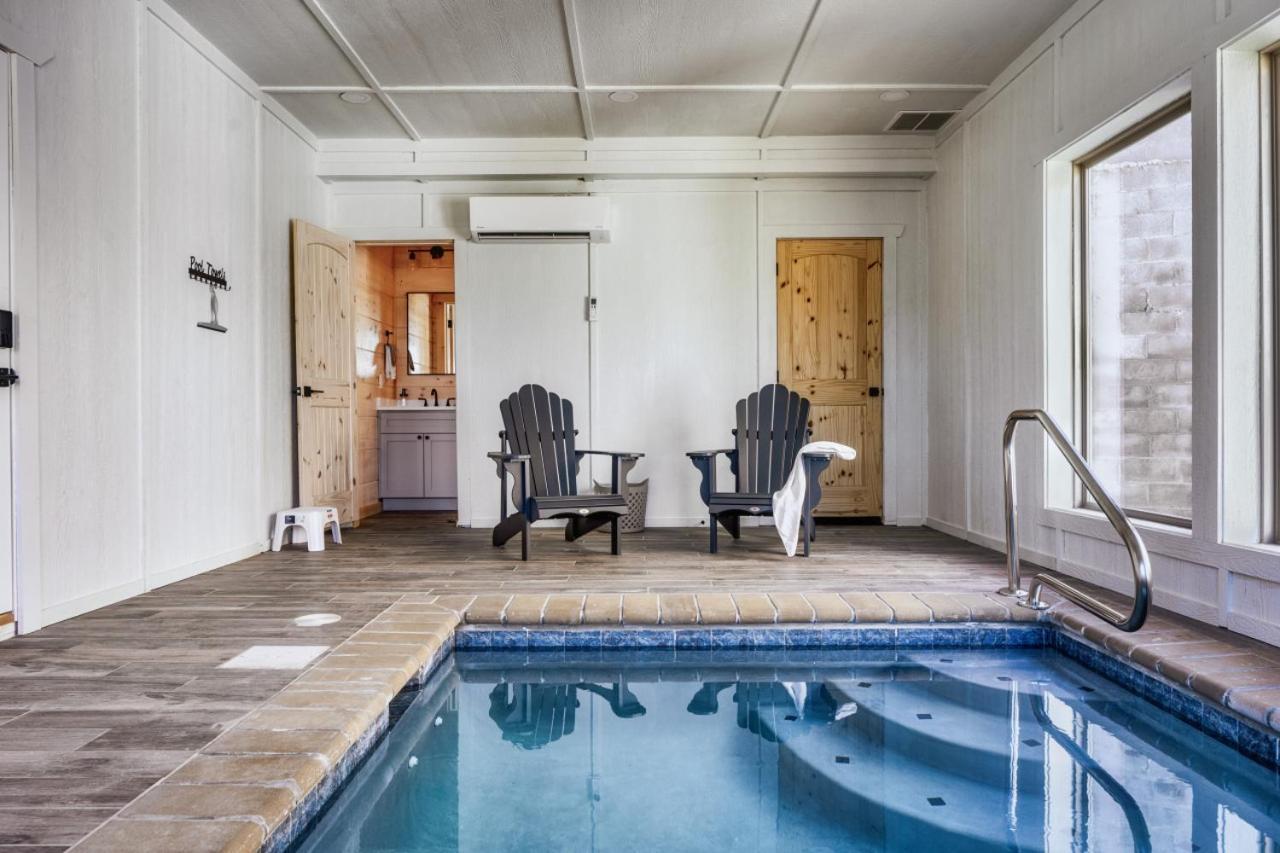 Private Indoor Pool W/ Game & Hot Tub! Holiday home