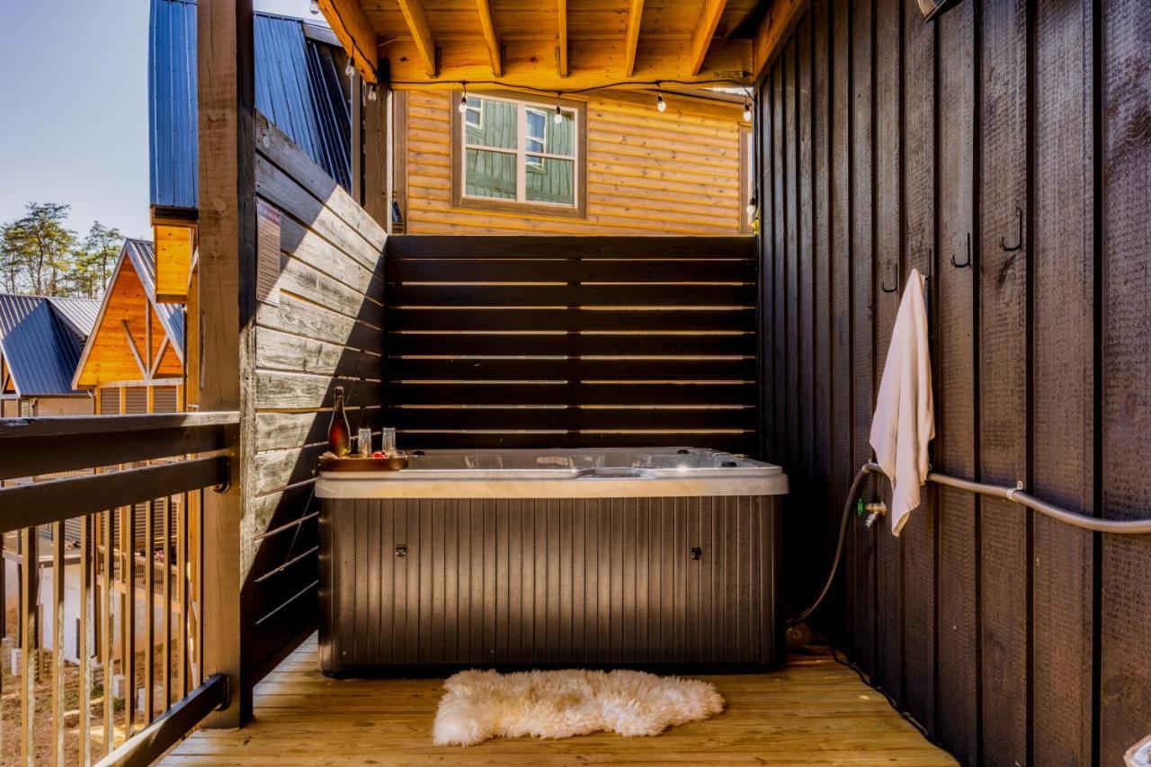 Private Indoor Pool W/ Game & Hot Tub! Holiday home *