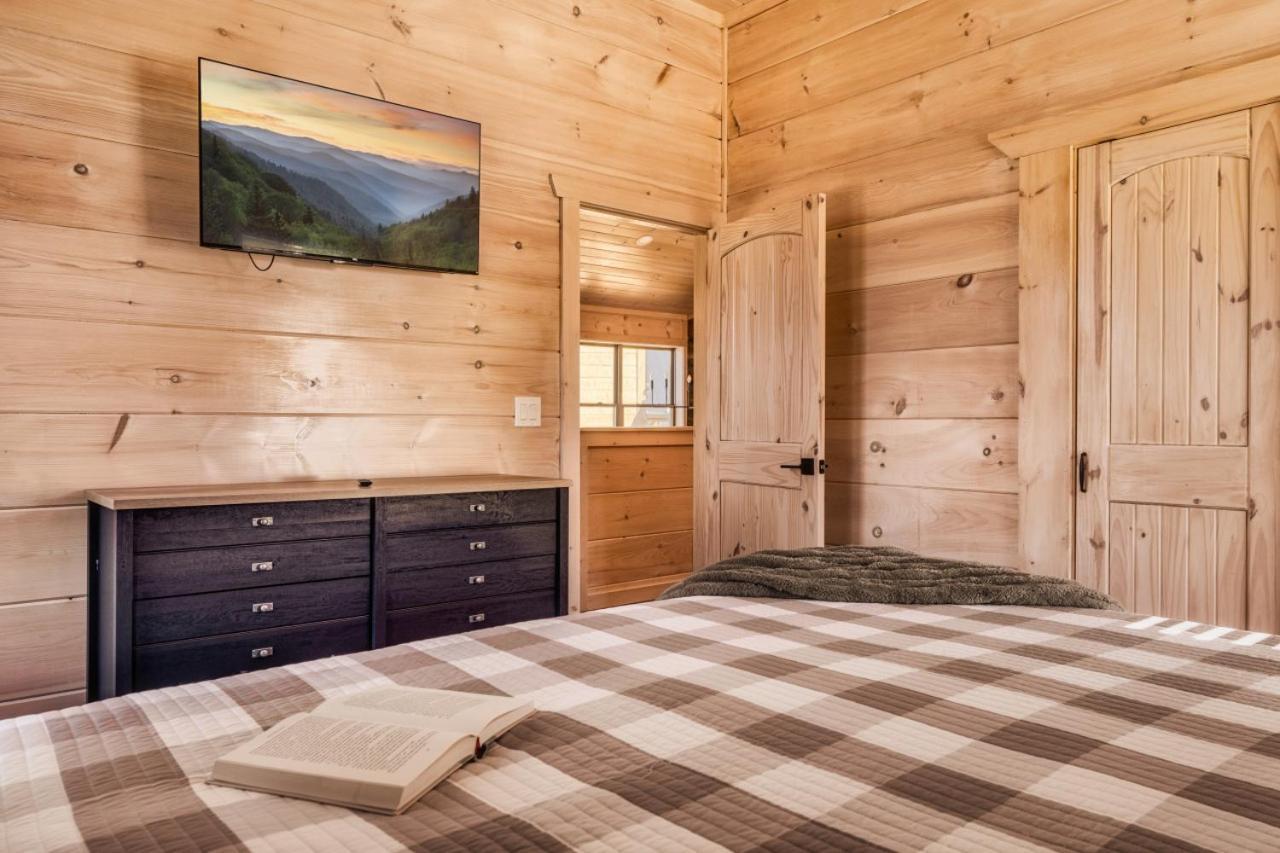 Private Indoor Pool W/ Game & Hot Tub! Holiday home