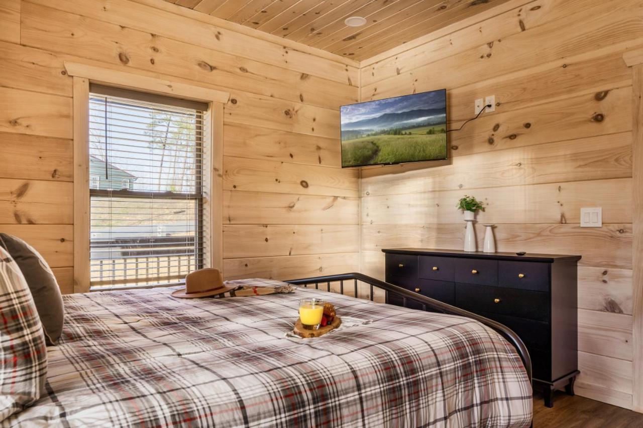 Private Indoor Pool W/ Game & Hot Tub! Holiday home Pigeon Forge