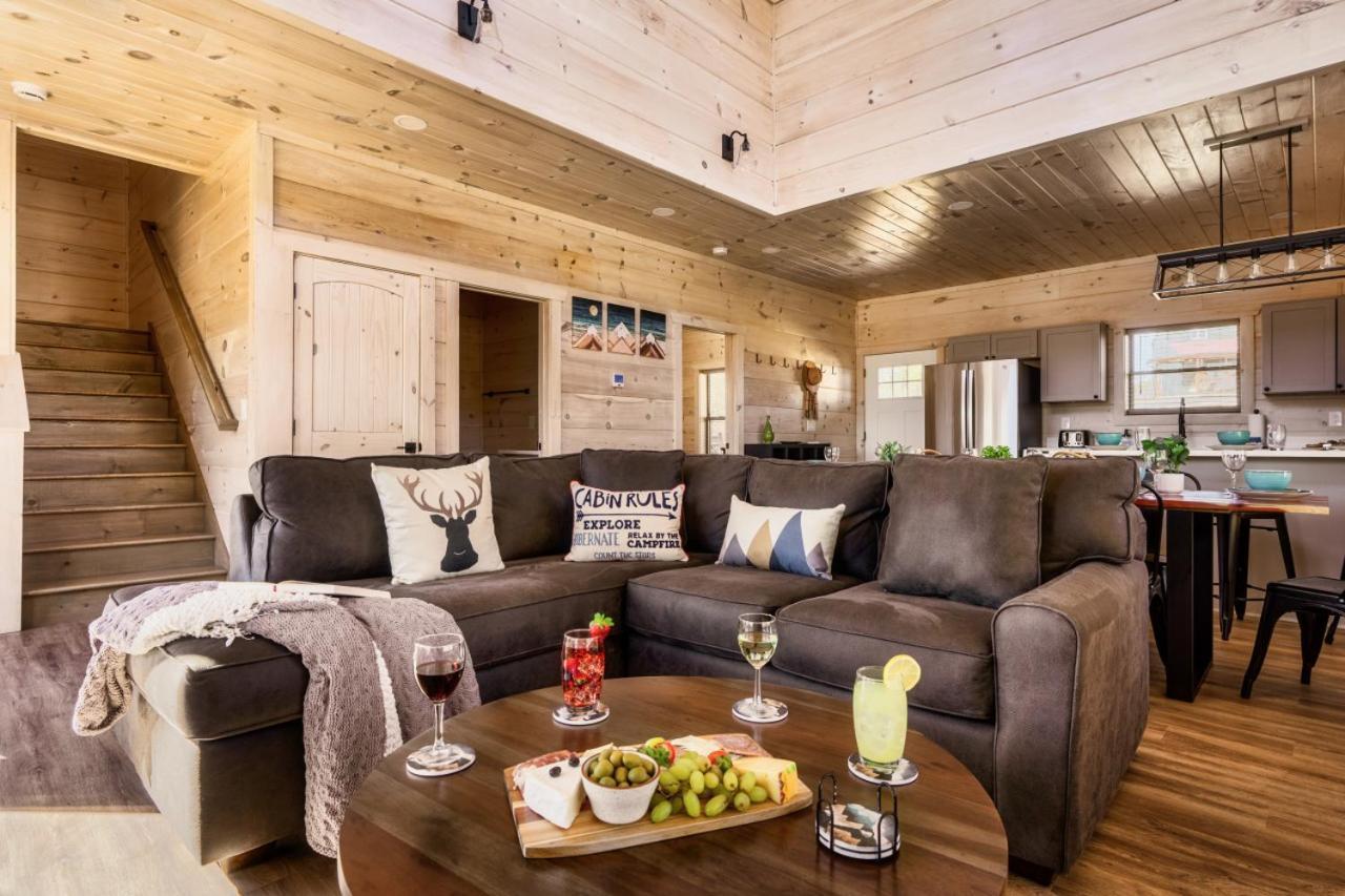 Private Indoor Pool W/ Game & Hot Tub! Holiday home Pigeon Forge
