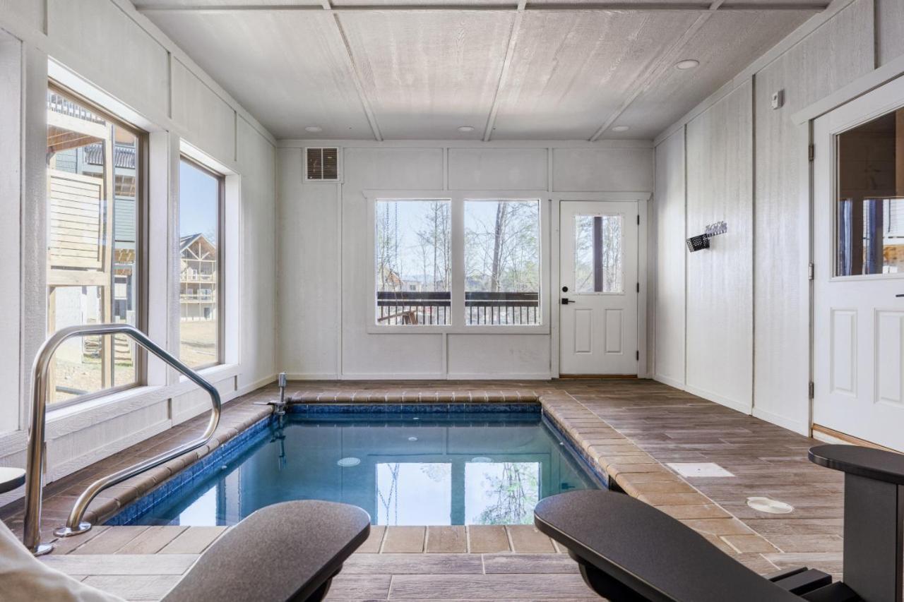 Private Indoor Pool W/ Game & Hot Tub! Holiday home *