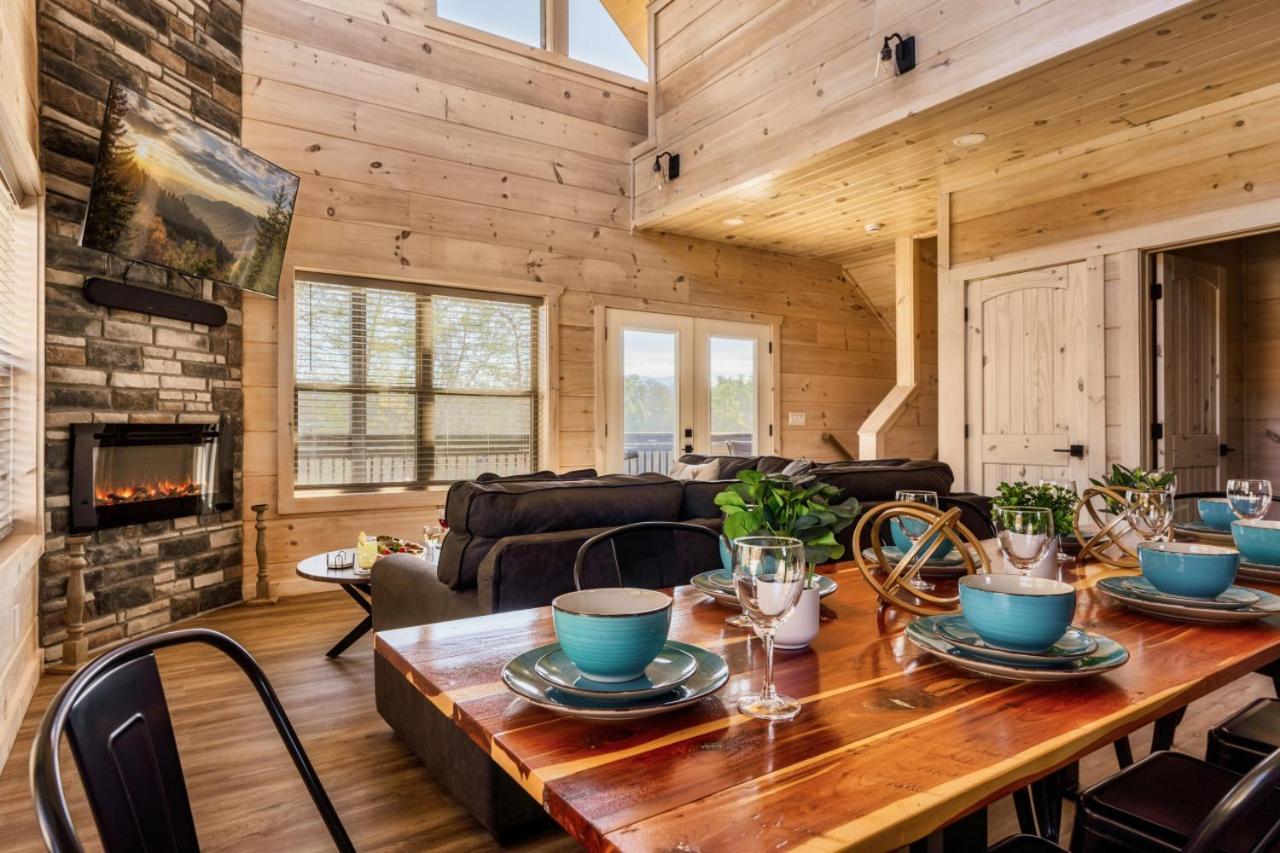 Private Indoor Pool W/ Game & Hot Tub! Holiday home Pigeon Forge