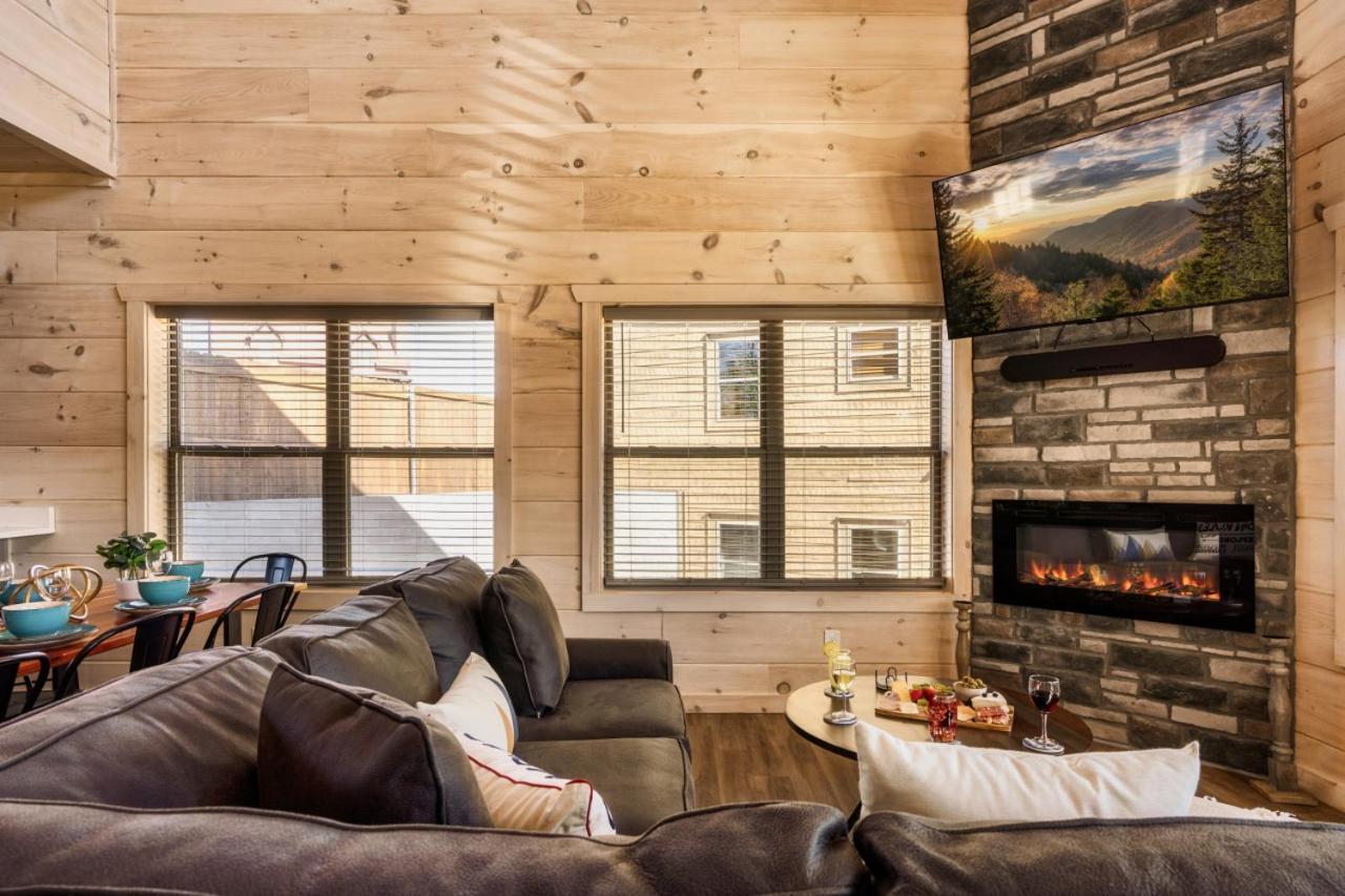 Private Indoor Pool W/ Game & Hot Tub! Holiday home
