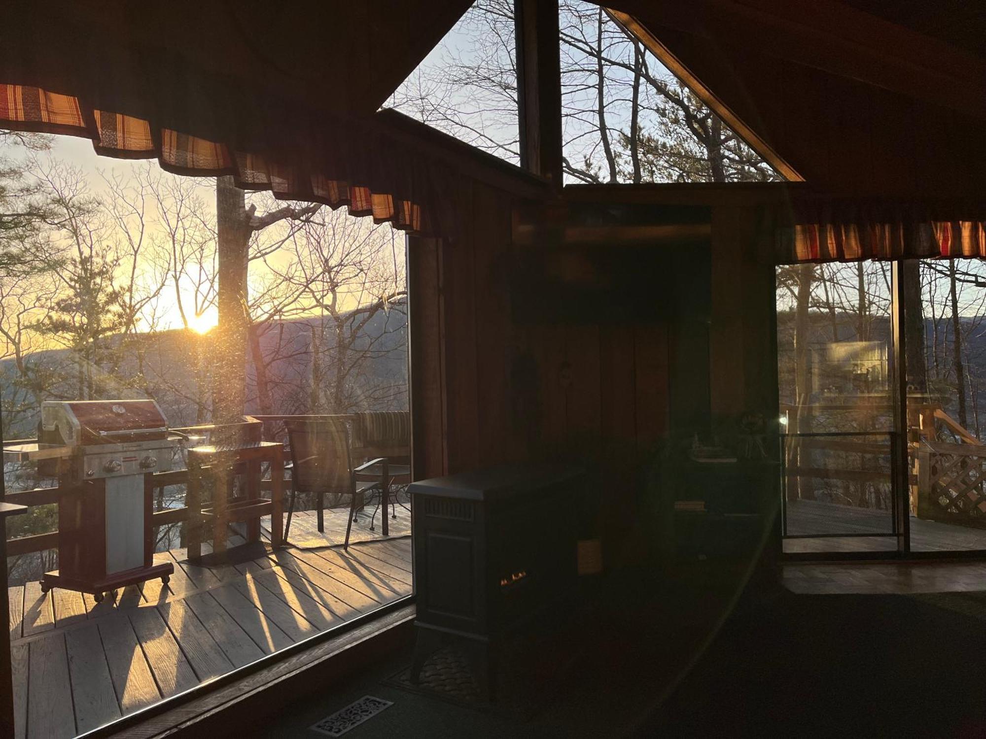 10 Miles Away From The Heart Of It All! * Pigeon Forge