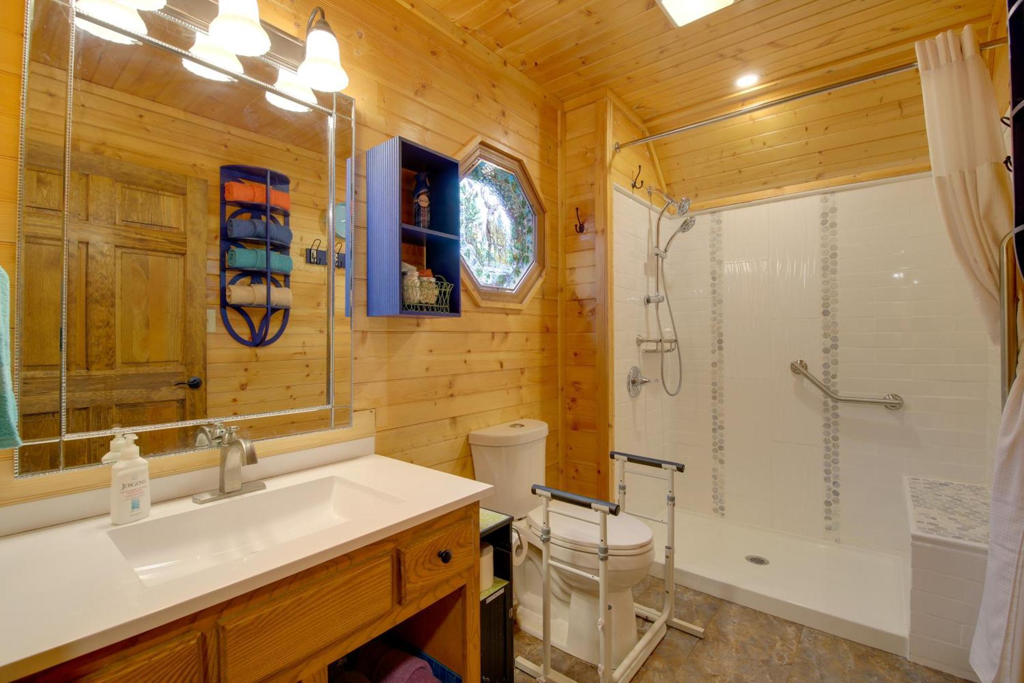 Easy-access With Hot Tub! Holiday home