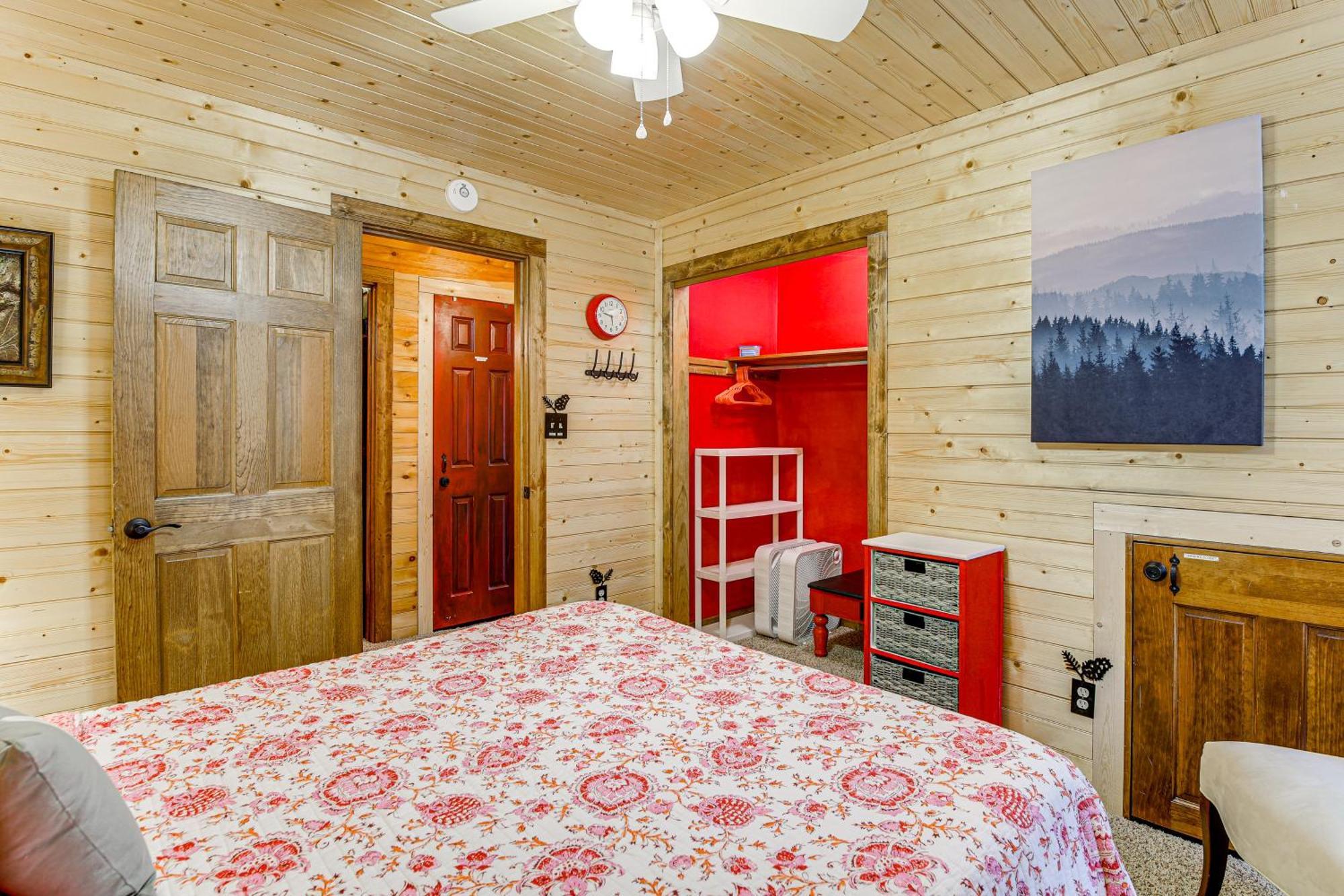 Holiday home Easy-access With Hot Tub!