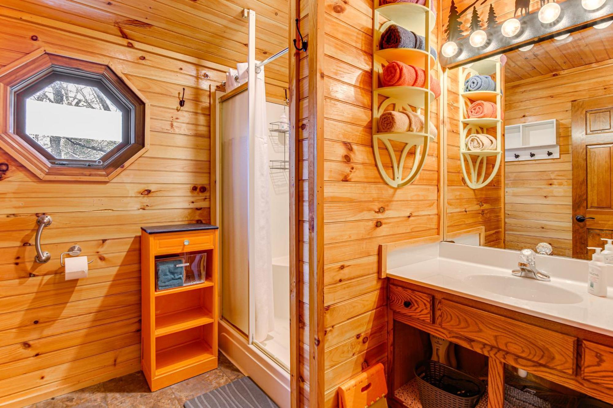 Easy-access With Hot Tub! * Pigeon Forge
