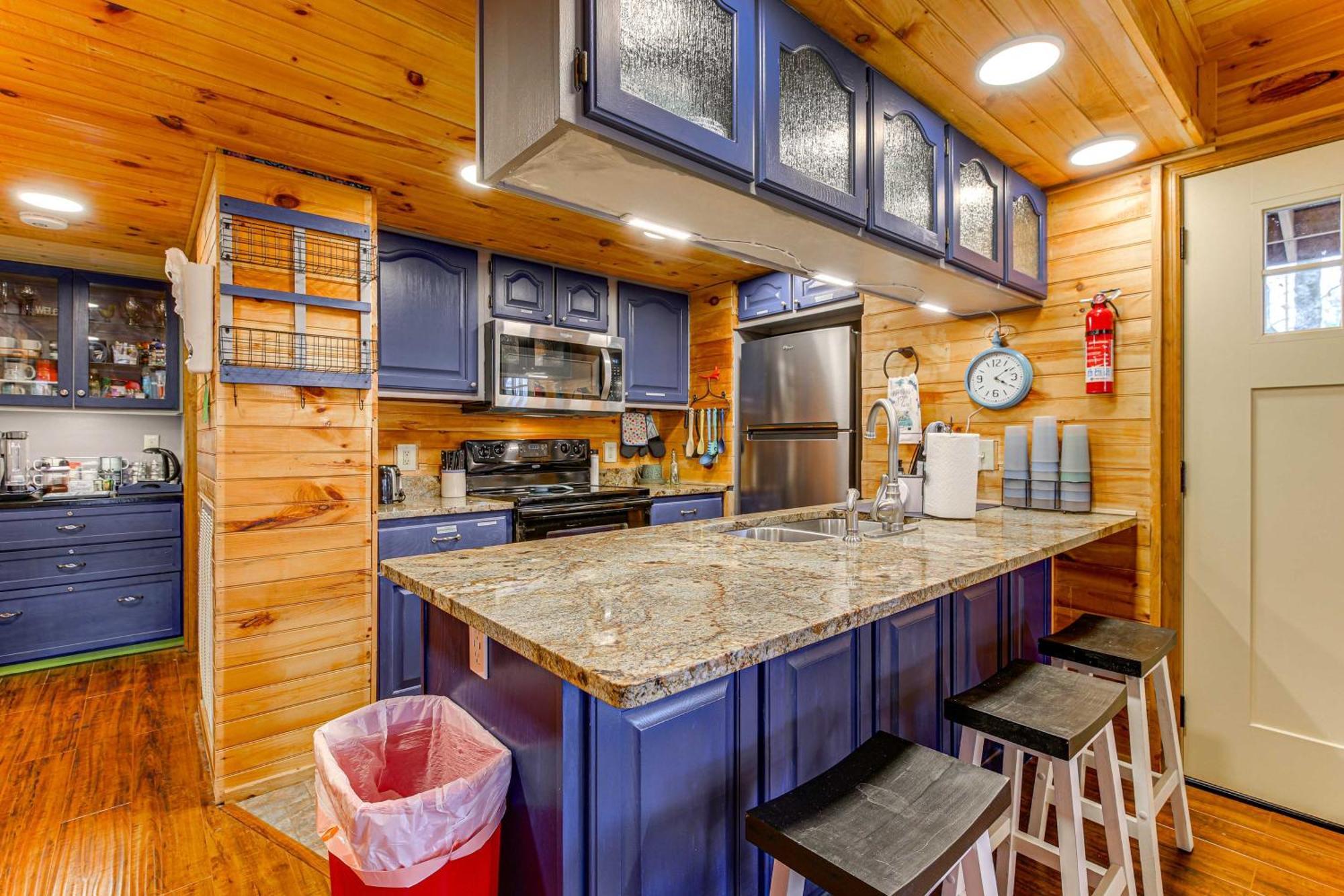 Easy-access With Hot Tub! * Pigeon Forge