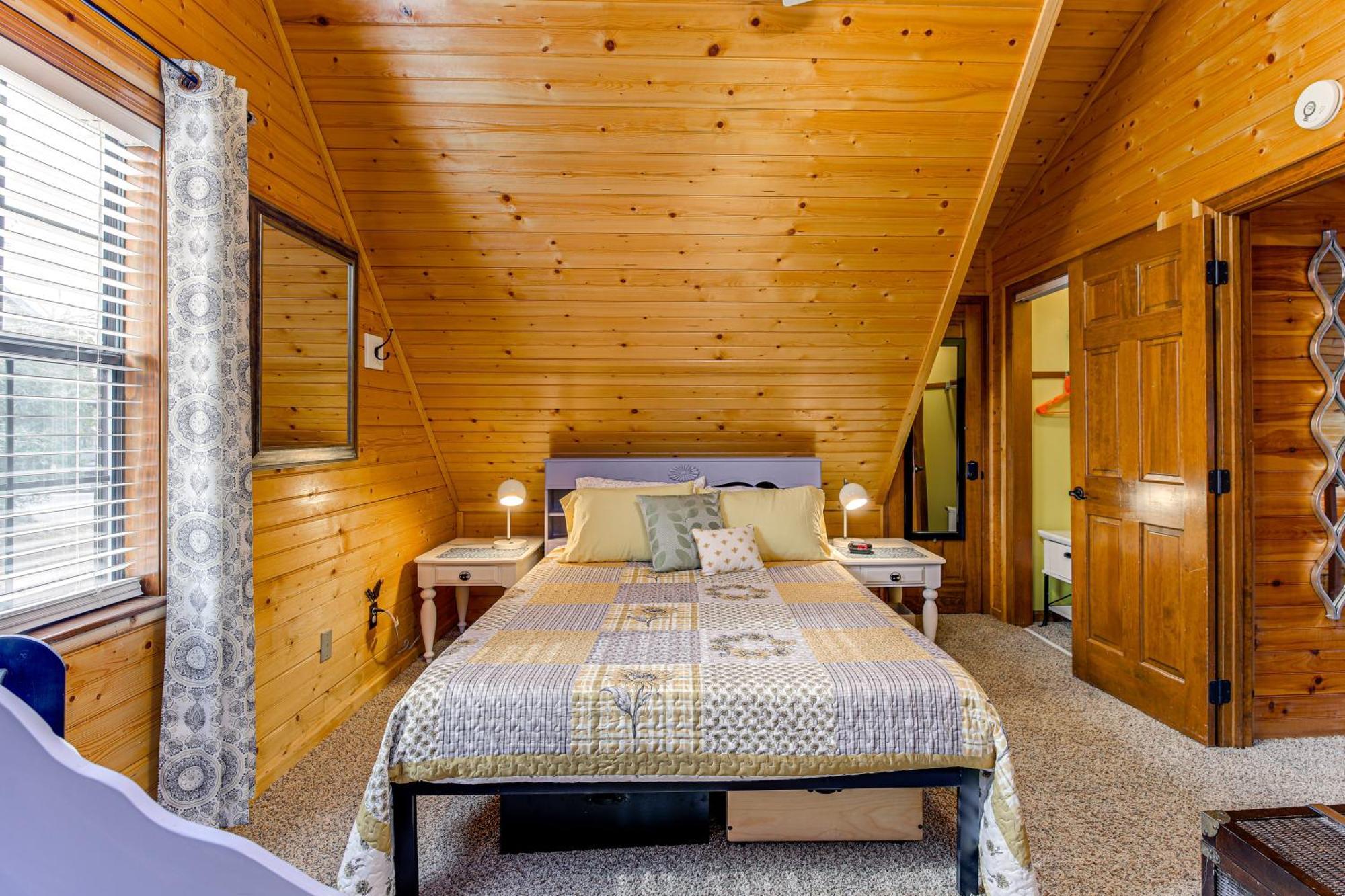Holiday home Easy-access With Hot Tub!