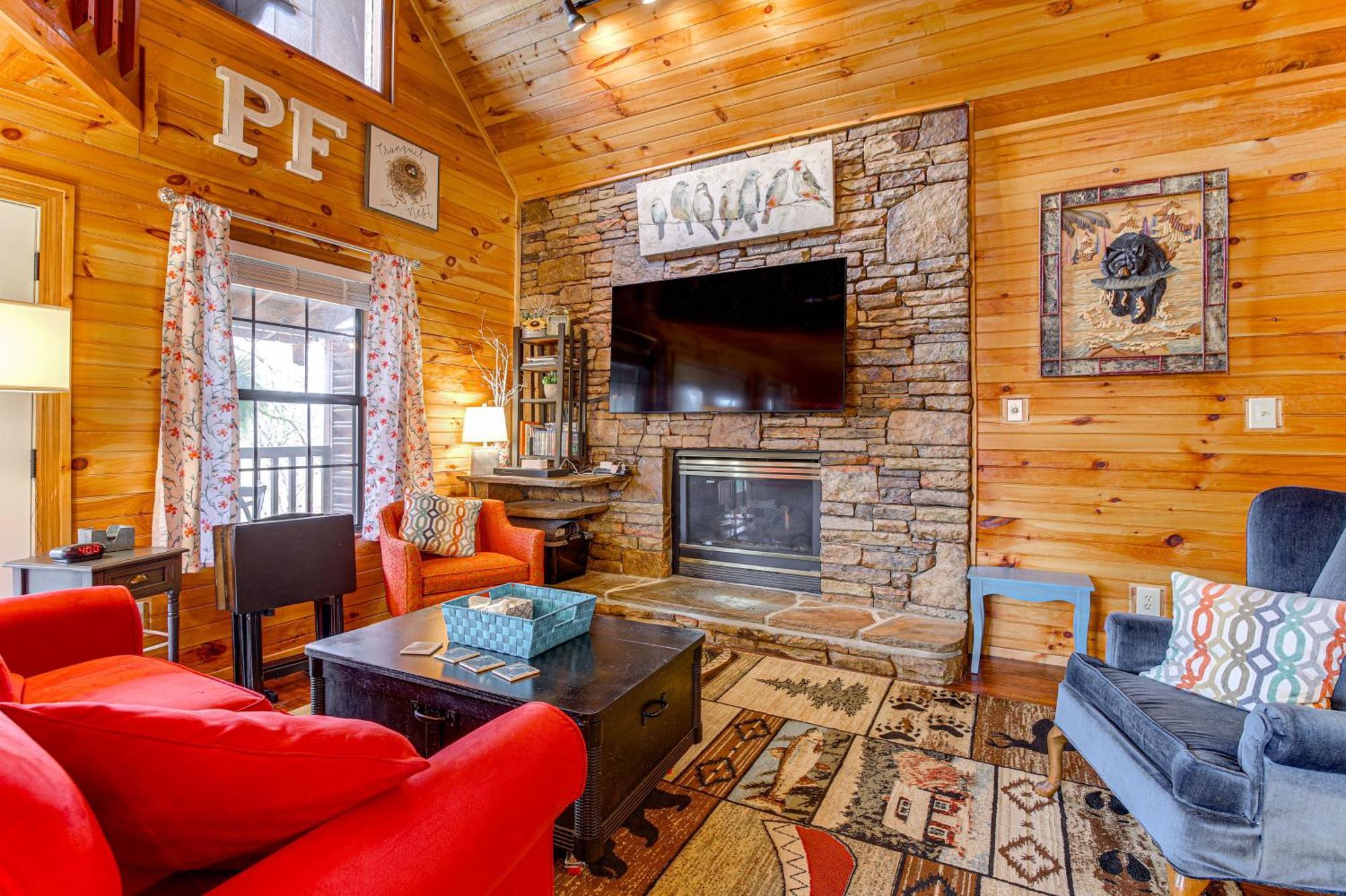Easy-access With Hot Tub! Holiday home Pigeon Forge