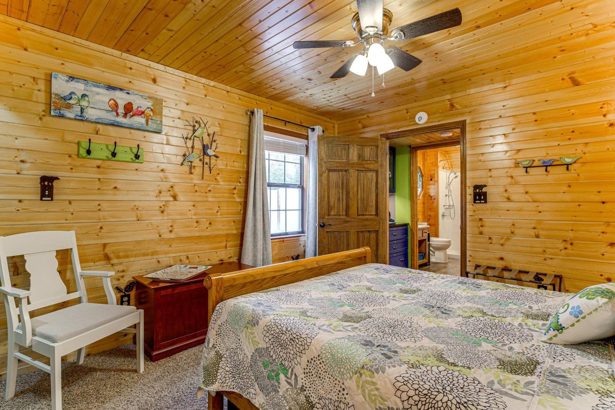Holiday home Easy-access With Hot Tub!