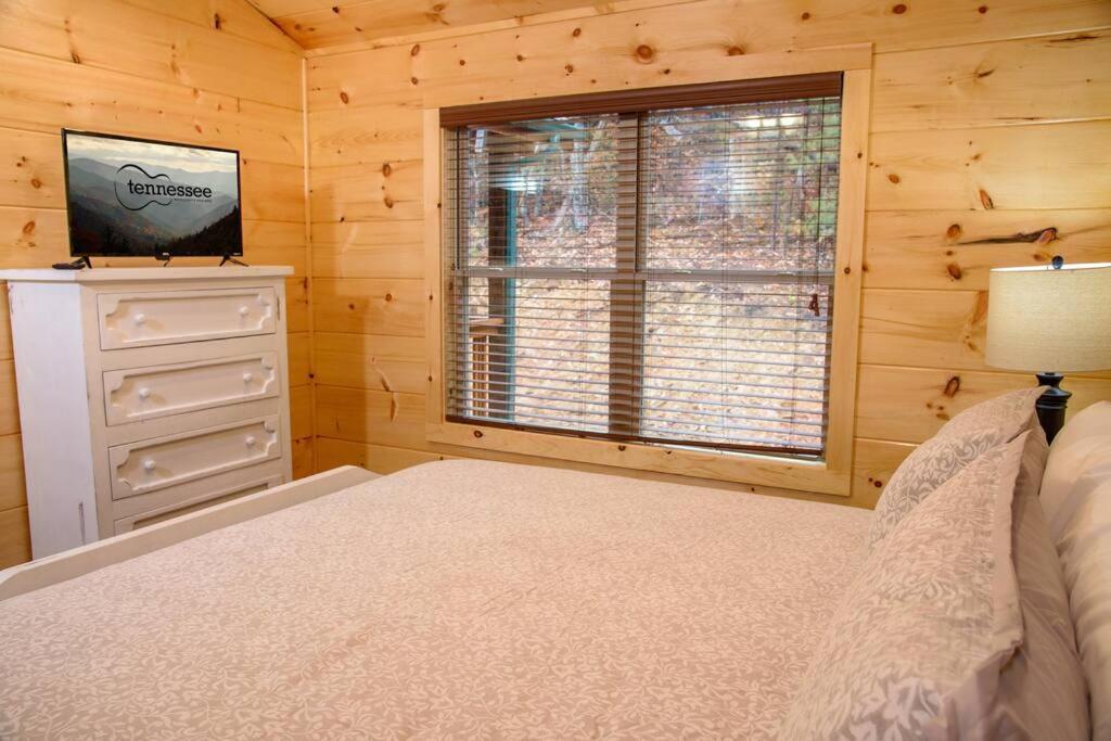 Spacious 2800 Sq Ft-cozy Wood Cabin-new Build Pigeon Forge