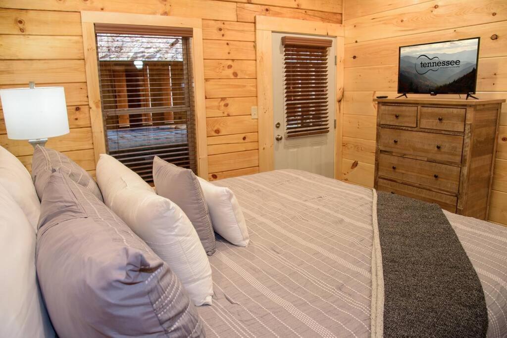 Spacious 2800 Sq Ft-cozy Wood Cabin-new Build Holiday home *