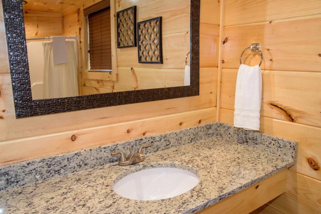 Spacious 2800 Sq Ft-cozy Wood Cabin-new Build *