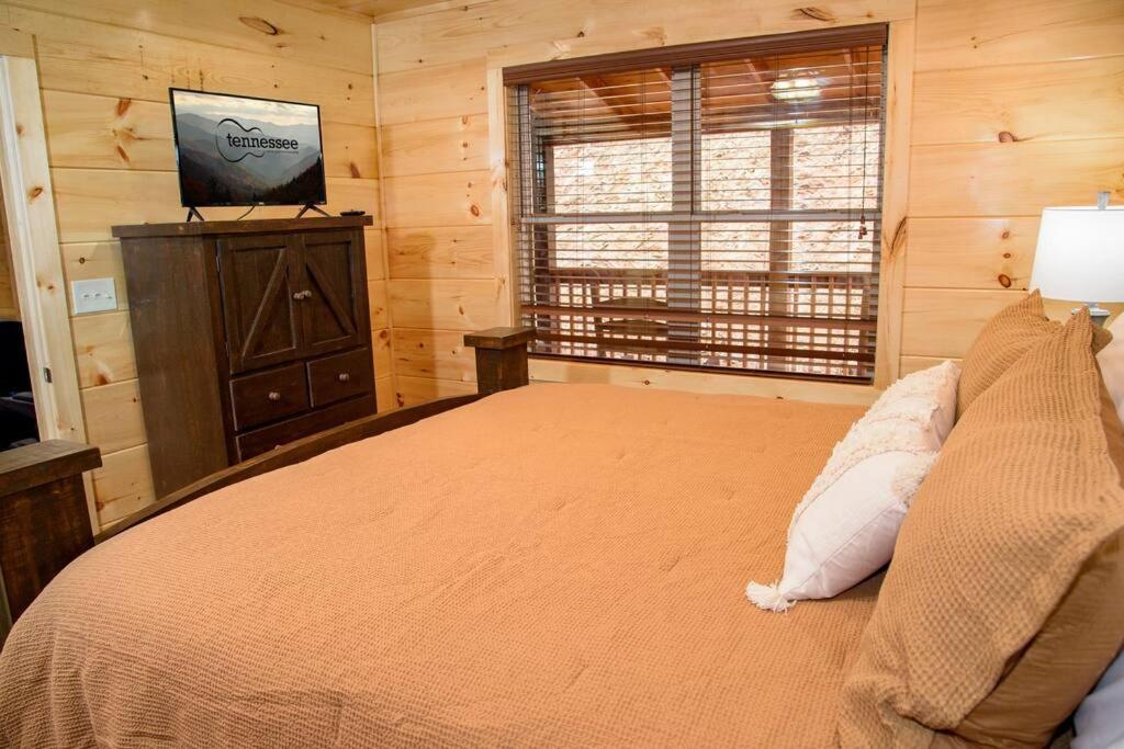 Spacious 2800 Sq Ft-cozy Wood Cabin-new Build * Pigeon Forge
