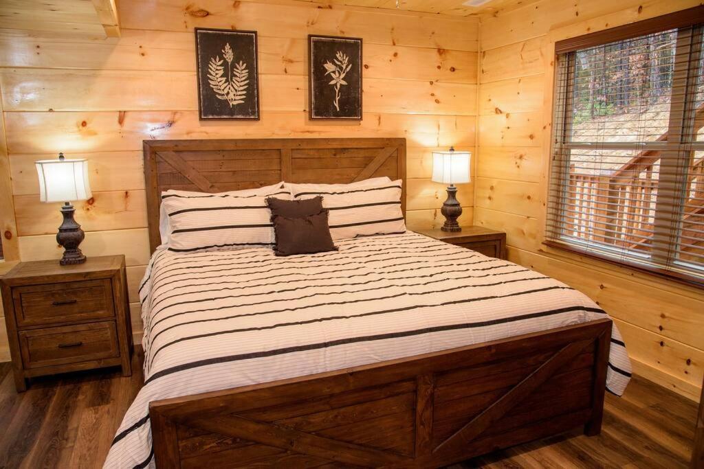 Spacious 2800 Sq Ft-cozy Wood Cabin-new Build Pigeon Forge