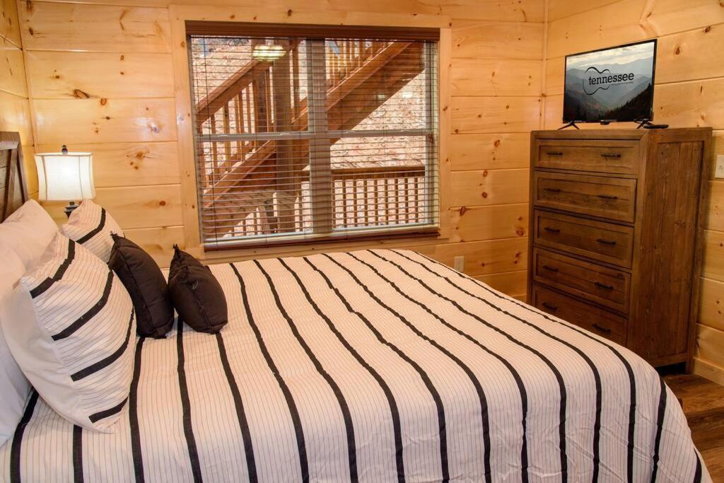 Spacious 2800 Sq Ft-cozy Wood Cabin-new Build