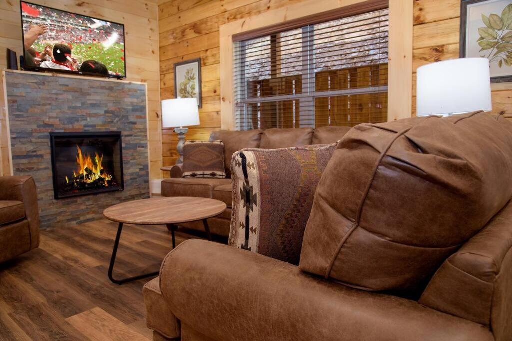 Spacious 2800 Sq Ft-cozy Wood Cabin-new Build Holiday home Pigeon Forge