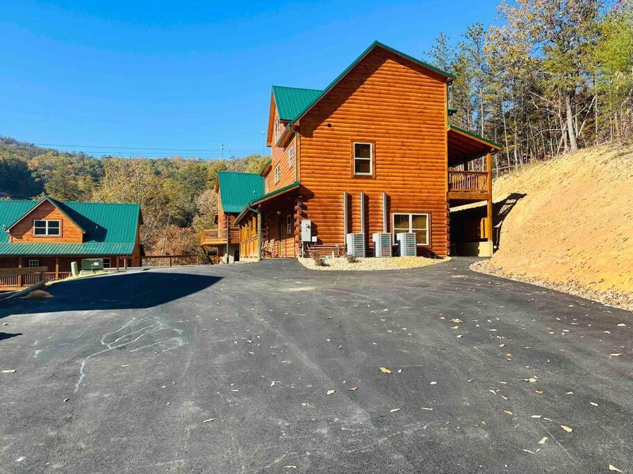 Spacious 2800 Sq Ft-cozy Wood Cabin-new Build Pigeon Forge