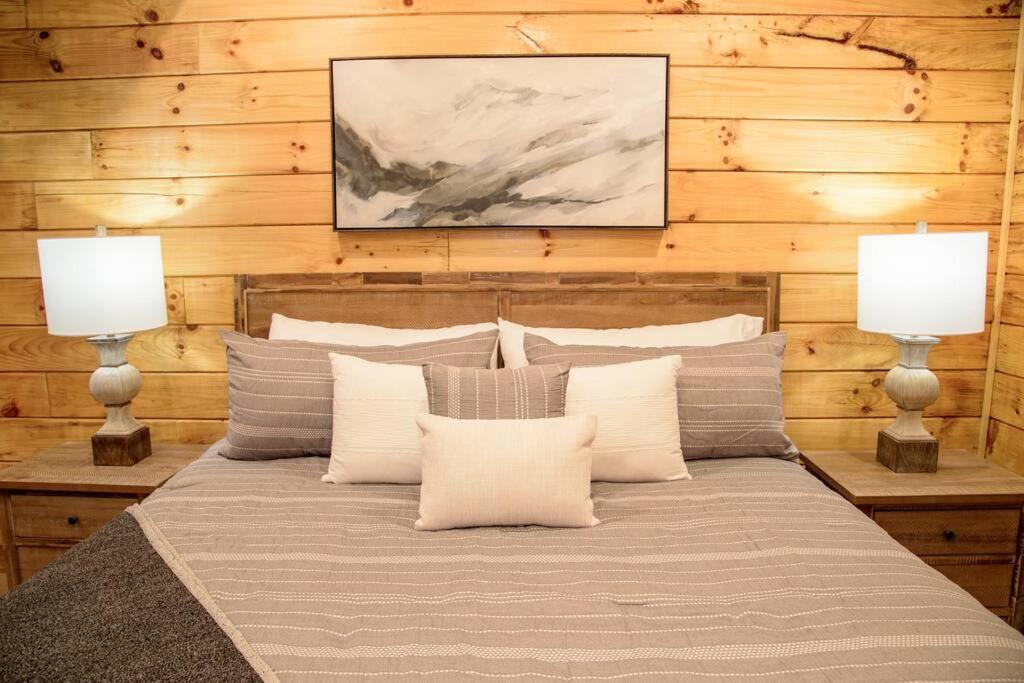Spacious 2800 Sq Ft-cozy Wood Cabin-new Build *