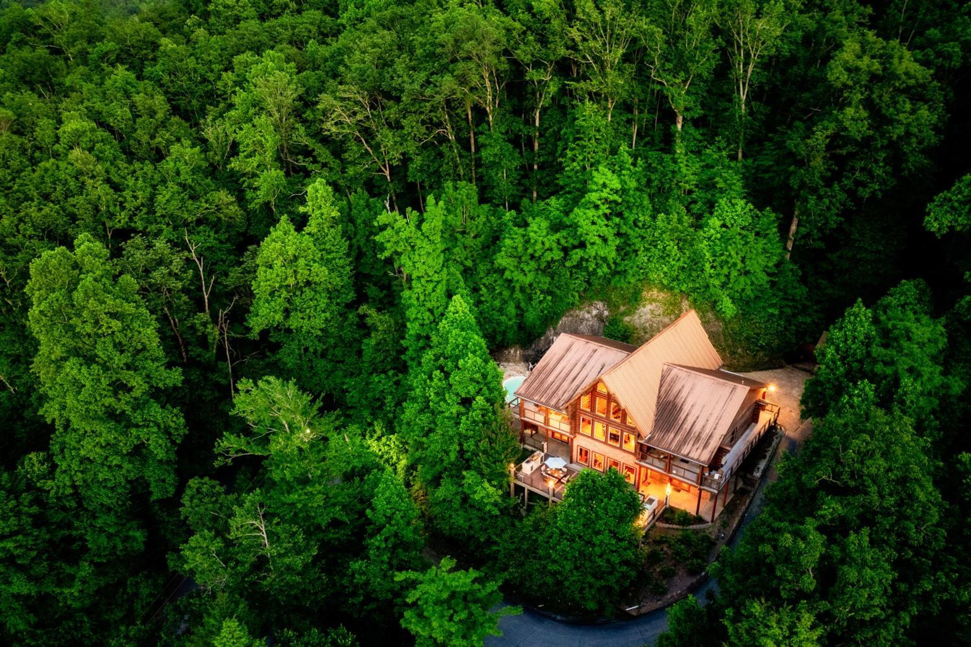 Enclave - 5 - Private Outdoor Pool - Arcade - Fire Table - Outdoor Kitchen - Hot Tub Holiday home