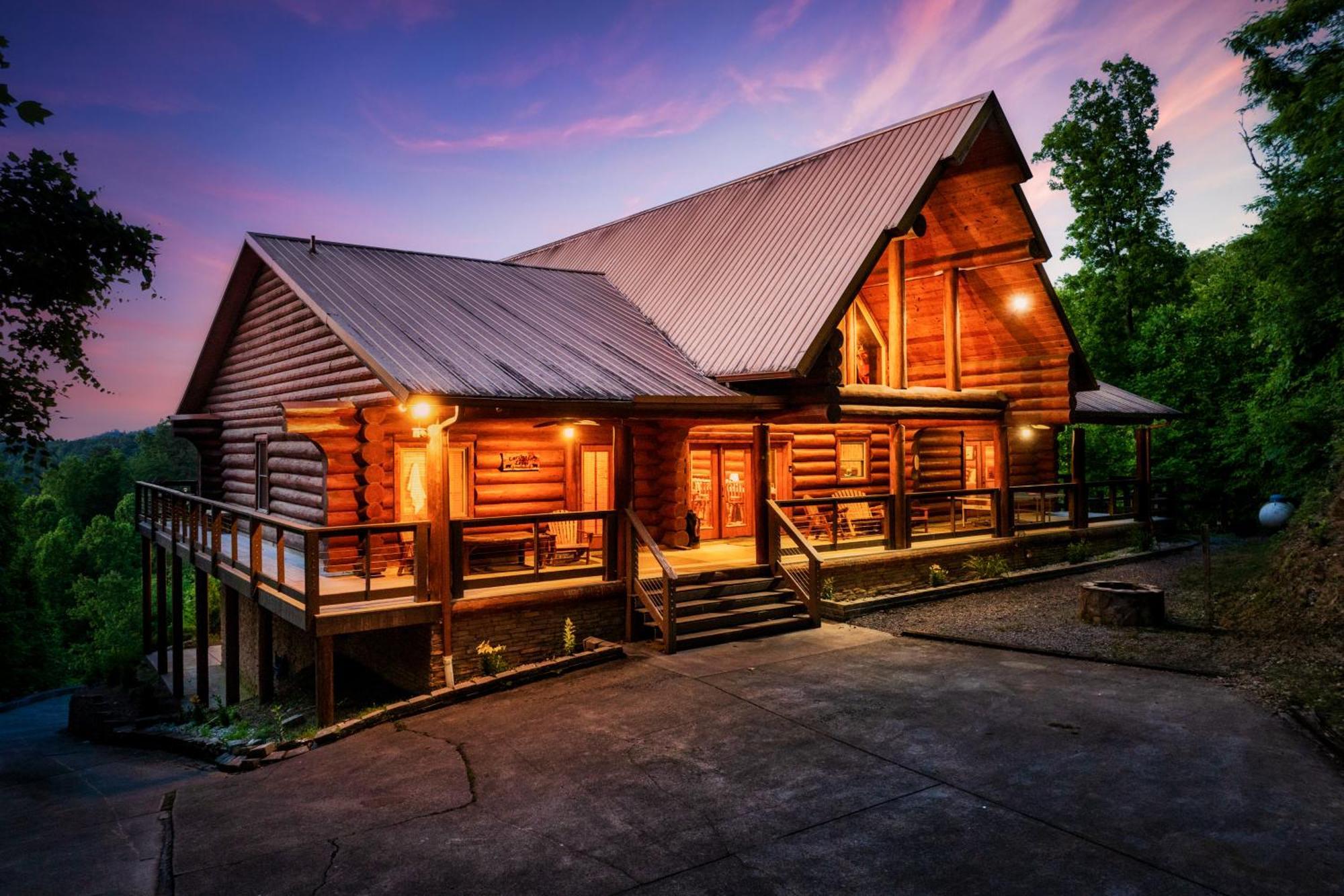 Holiday home Enclave - 5 - Private Outdoor Pool - Arcade - Fire Table - Outdoor Kitchen - Hot Tub *