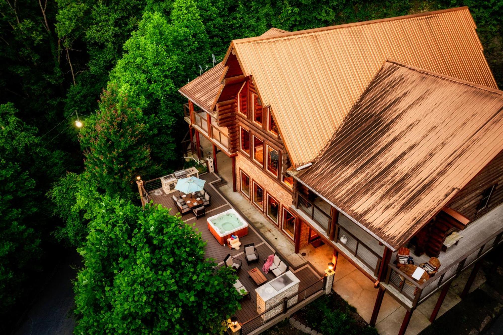 Enclave - 5 - Private Outdoor Pool - Arcade - Fire Table - Outdoor Kitchen - Hot Tub * Pigeon Forge
