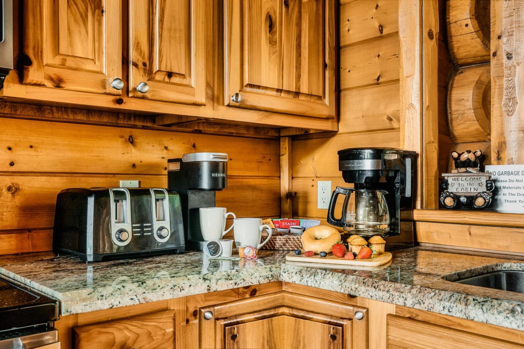 Enclave - 5 - Private Outdoor Pool - Arcade - Fire Table - Outdoor Kitchen - Hot Tub Holiday home *