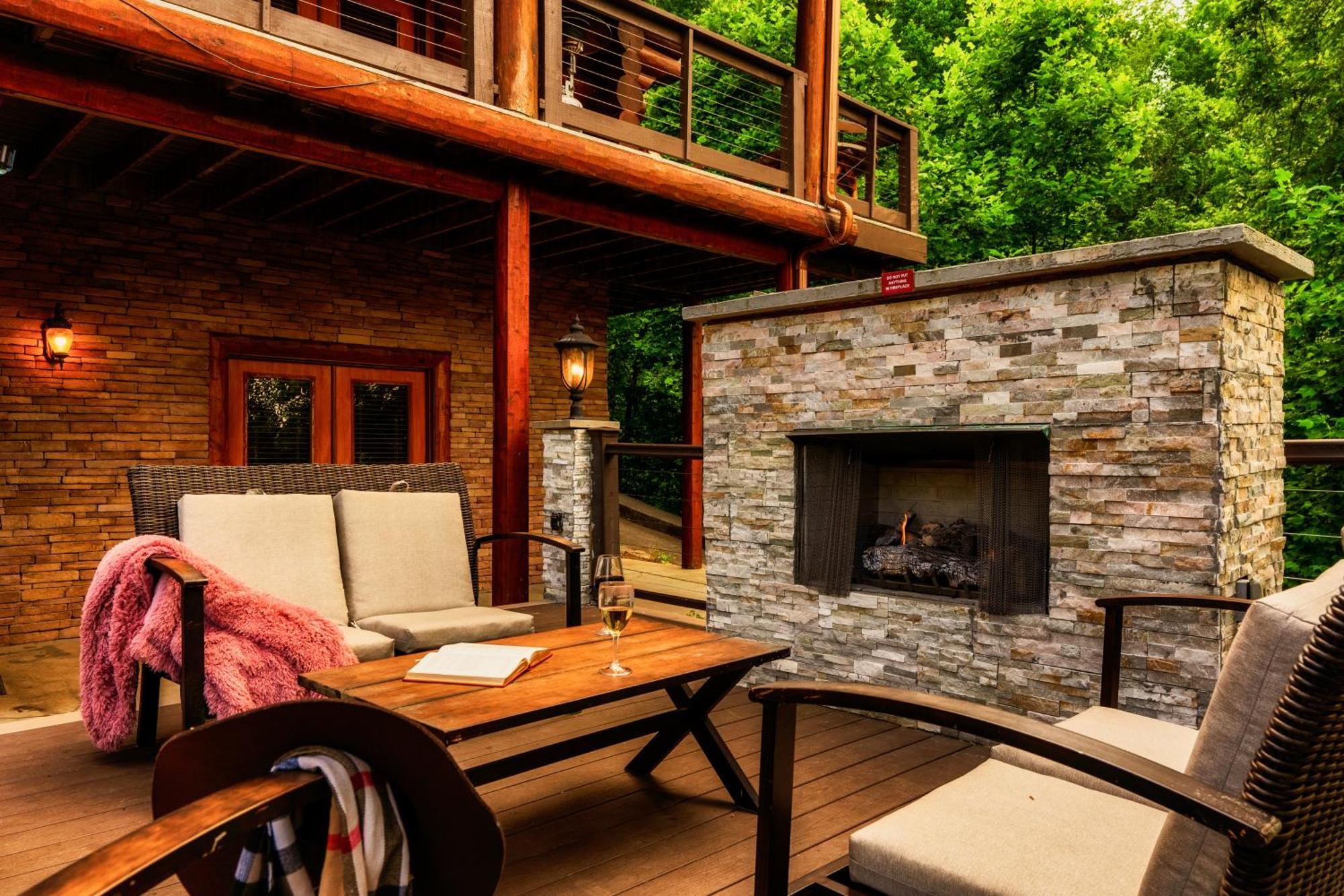 Enclave - 5 - Private Outdoor Pool - Arcade - Fire Table - Outdoor Kitchen - Hot Tub Holiday home
