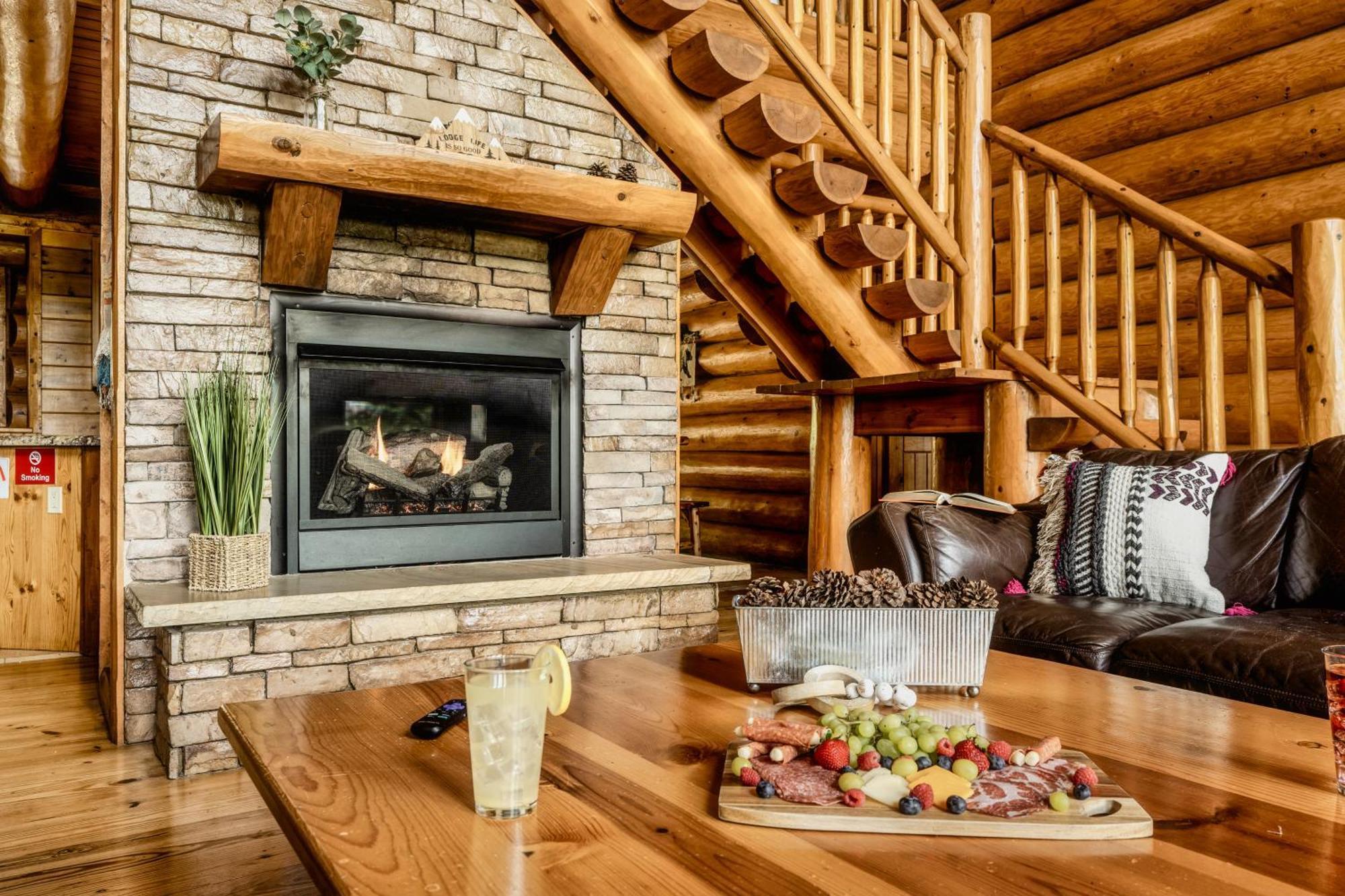 Enclave - 5 - Private Outdoor Pool - Arcade - Fire Table - Outdoor Kitchen - Hot Tub Holiday home *