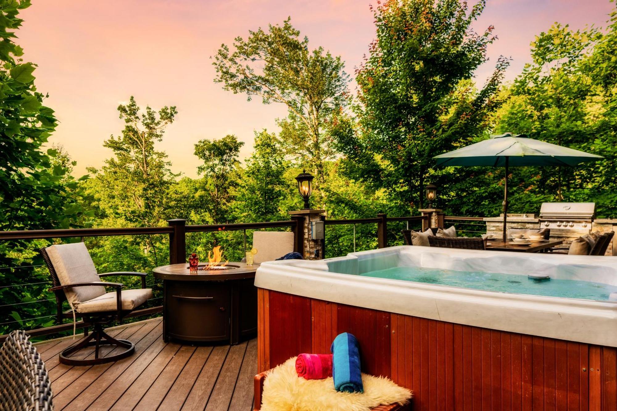 Enclave - 5 - Private Outdoor Pool - Arcade - Fire Table - Outdoor Kitchen - Hot Tub Holiday home Pigeon Forge