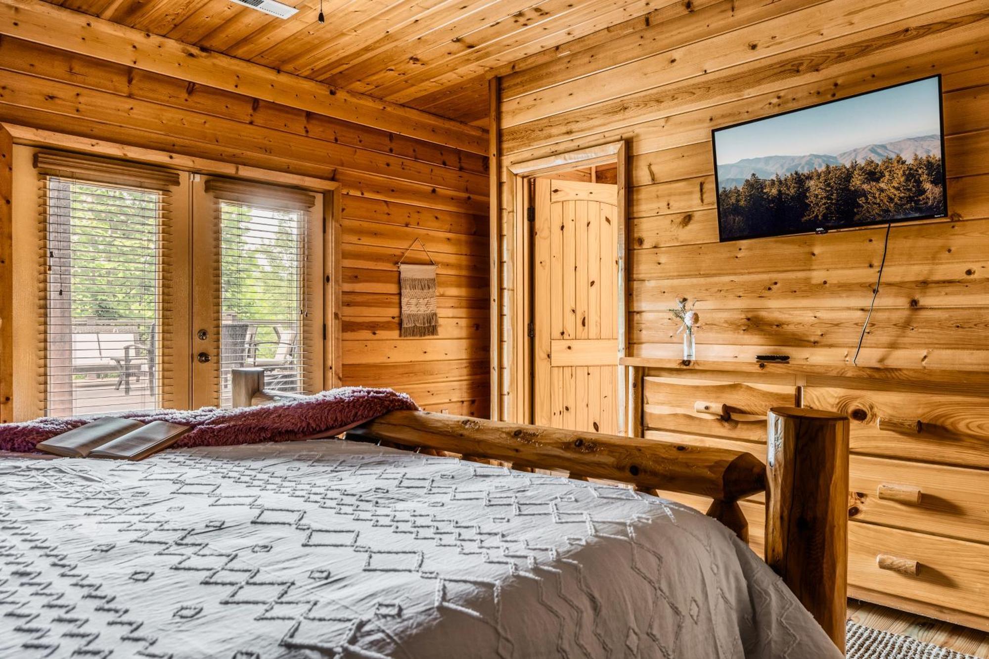 Holiday home Enclave - 5 - Private Outdoor Pool - Arcade - Fire Table - Outdoor Kitchen - Hot Tub *