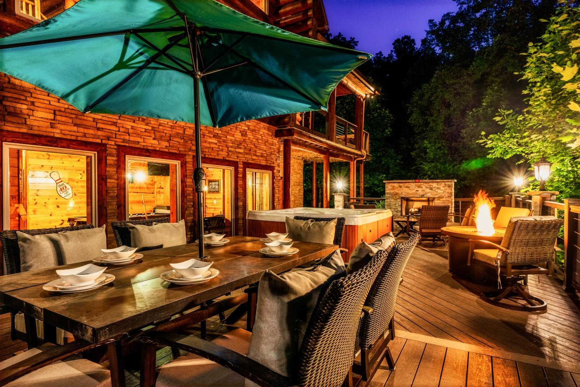 Enclave - 5 - Private Outdoor Pool - Arcade - Fire Table - Outdoor Kitchen - Hot Tub Holiday home Pigeon Forge
