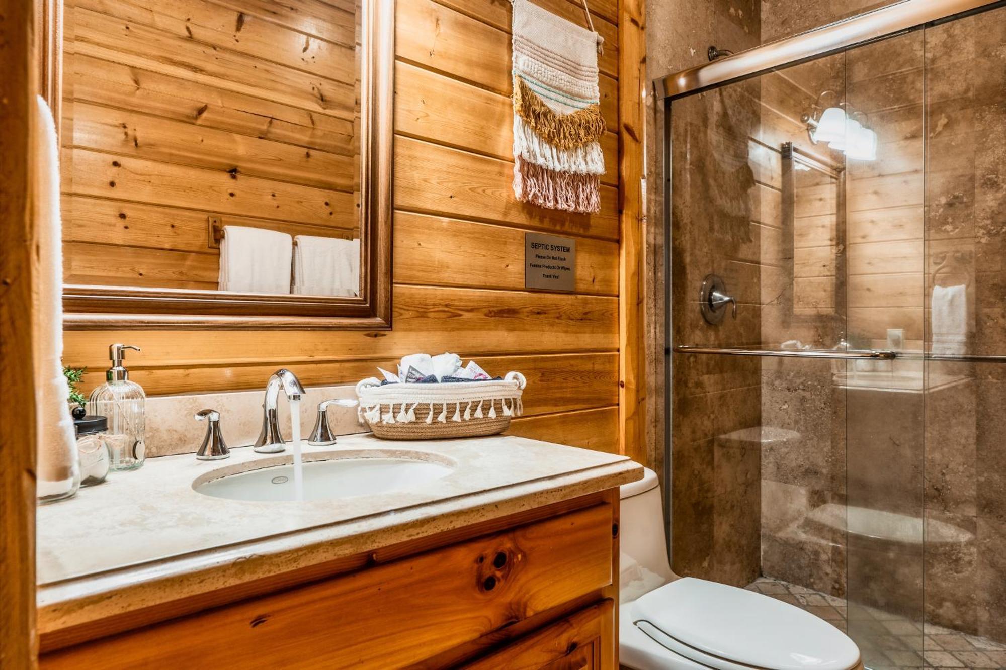 Holiday home Enclave - 5 - Private Outdoor Pool - Arcade - Fire Table - Outdoor Kitchen - Hot Tub Pigeon Forge