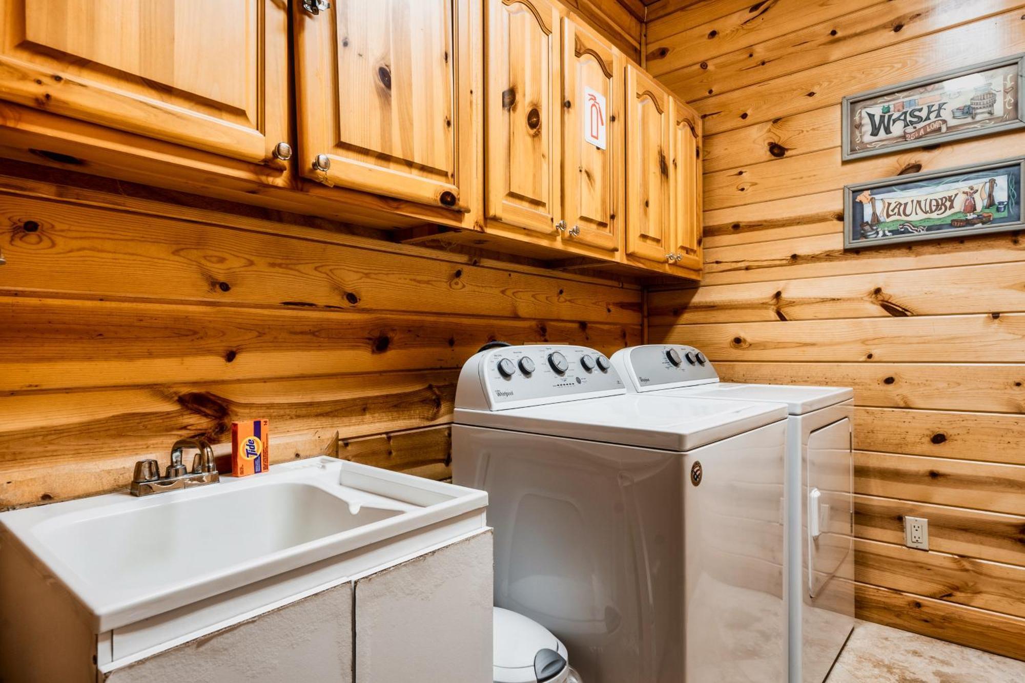 Enclave - 5 - Private Outdoor Pool - Arcade - Fire Table - Outdoor Kitchen - Hot Tub Pigeon Forge