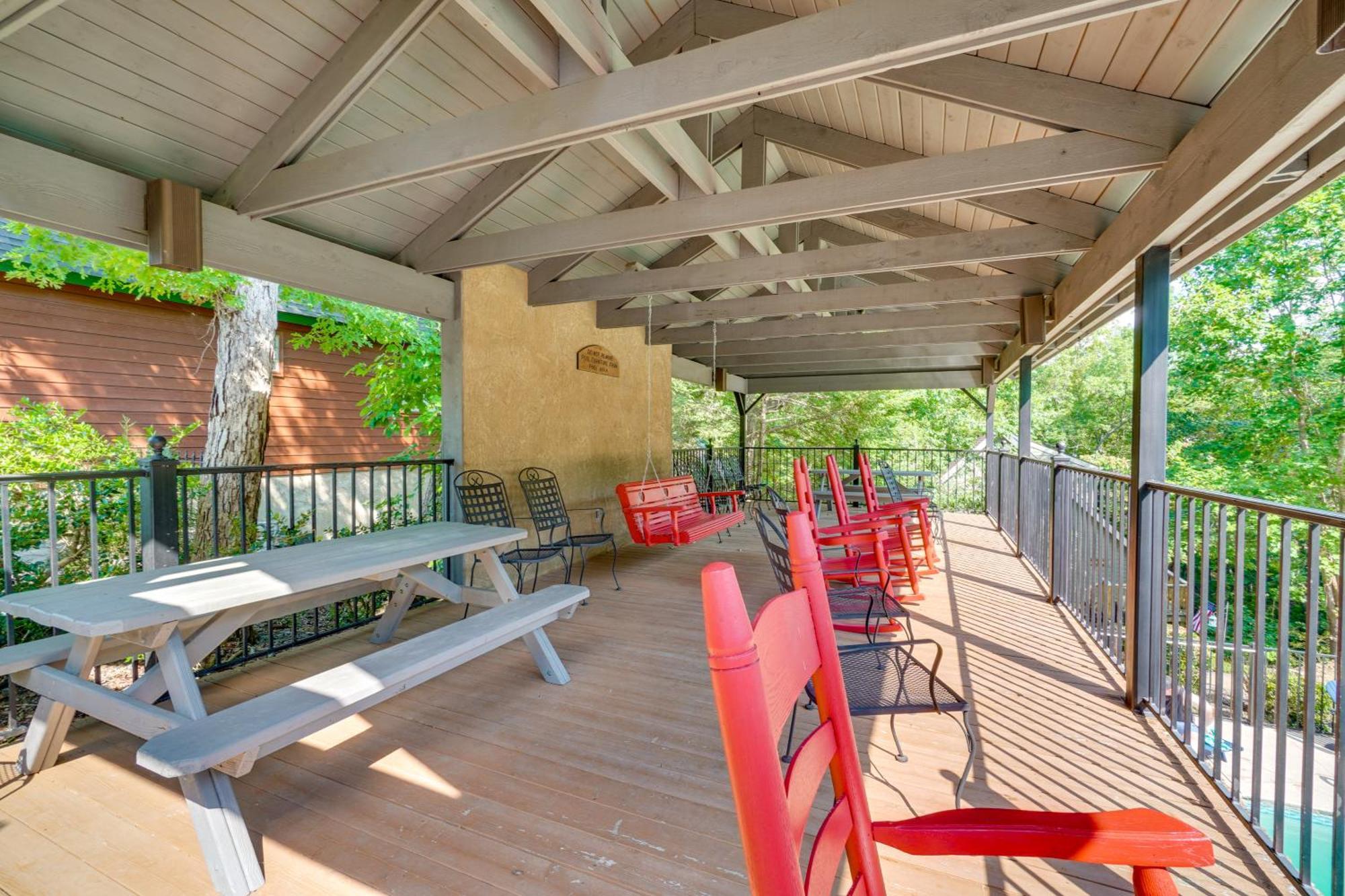Smoky Mountain With Deck And Hot Tub! * Pigeon Forge