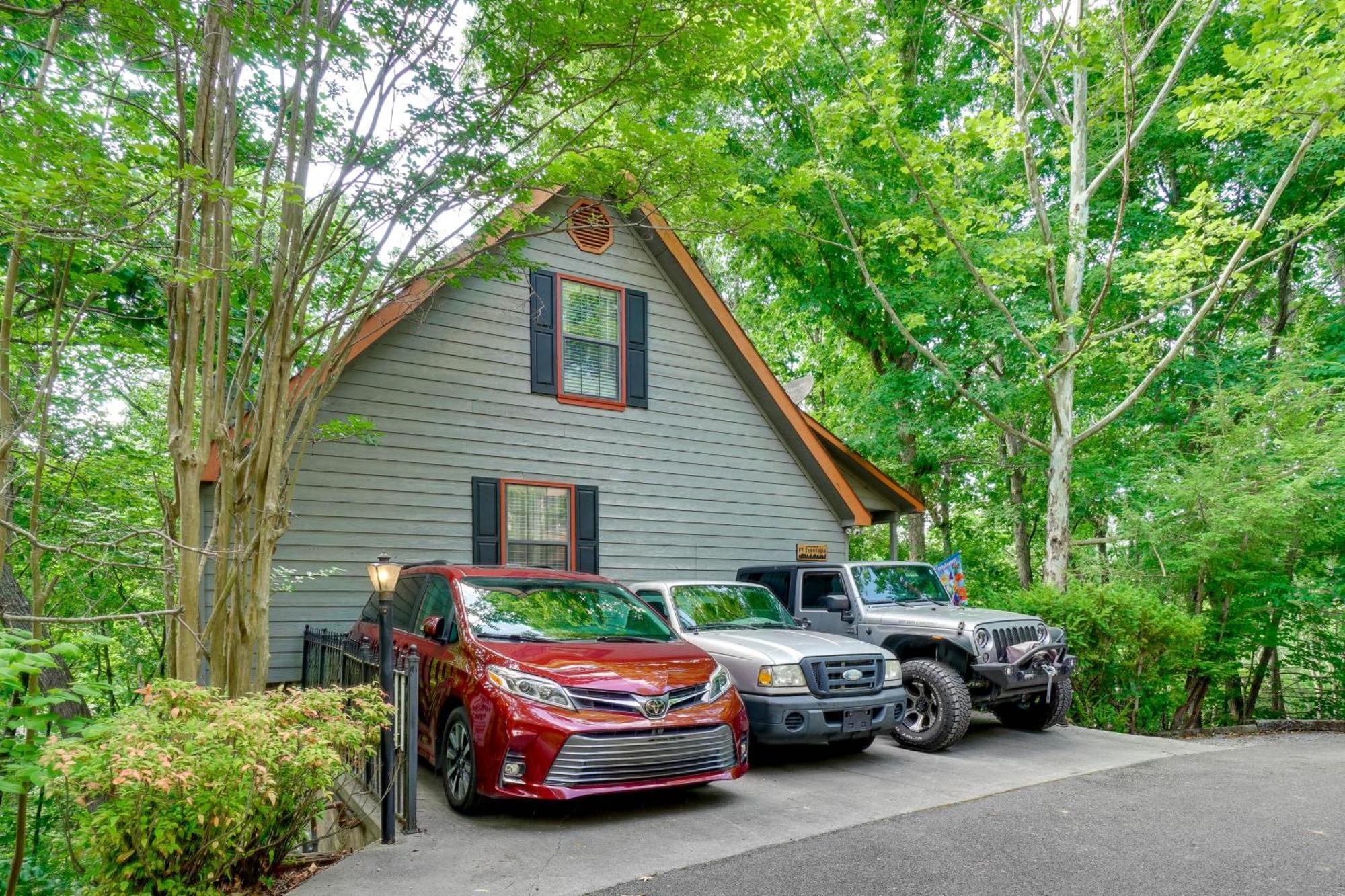 Smoky Mountain With Deck And Hot Tub! * Pigeon Forge