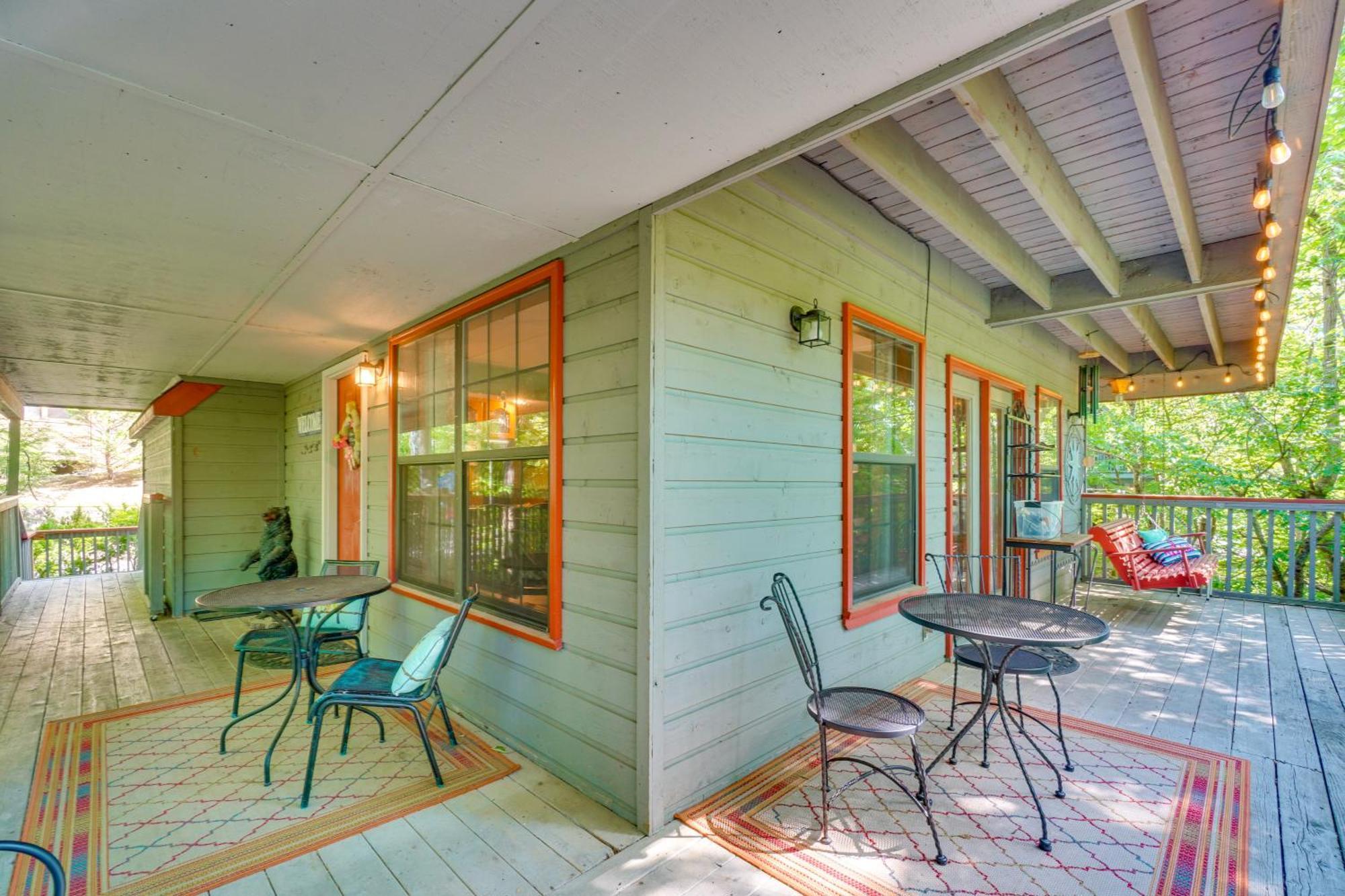 Smoky Mountain With Deck And Hot Tub! Holiday home