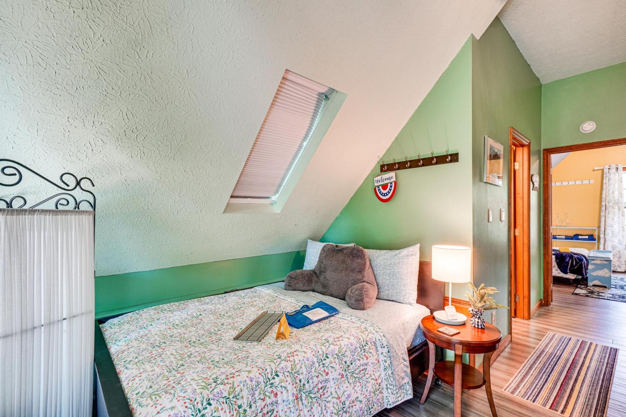 Smoky Mountain With Deck And Hot Tub! * Pigeon Forge