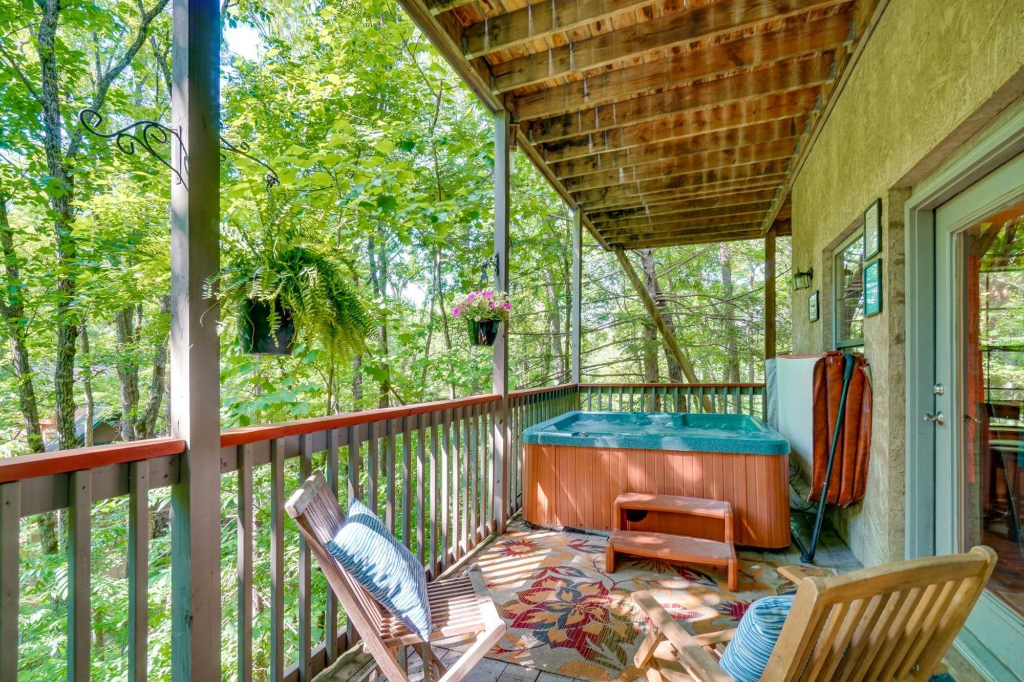 Smoky Mountain With Deck And Hot Tub! Holiday home Pigeon Forge