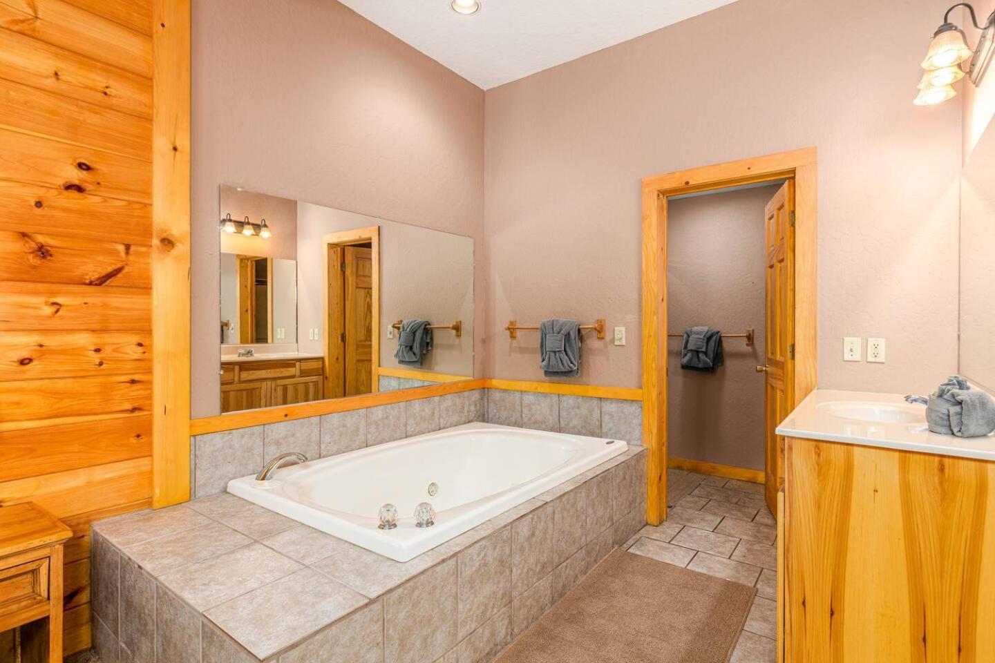 Dog Friendly Secluded Whot-tub & Sleeps 12 * Pigeon Forge