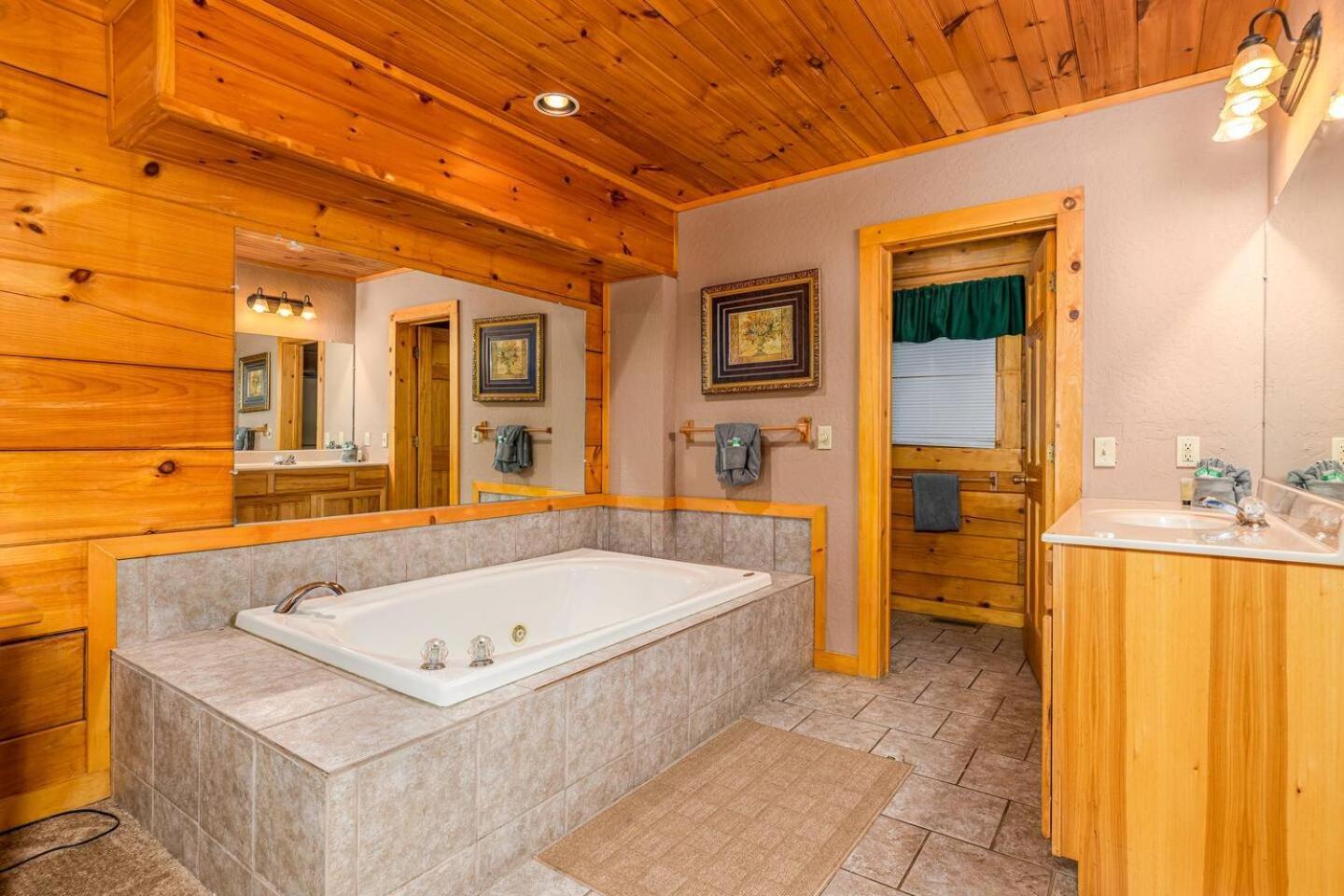 Dog Friendly Secluded Whot-tub & Sleeps 12