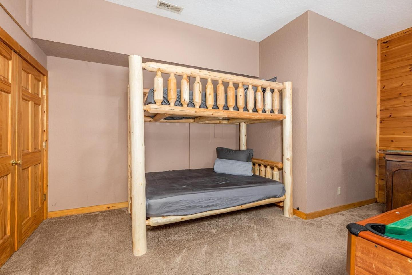 Dog Friendly Secluded Whot-tub & Sleeps 12 Holiday home Pigeon Forge